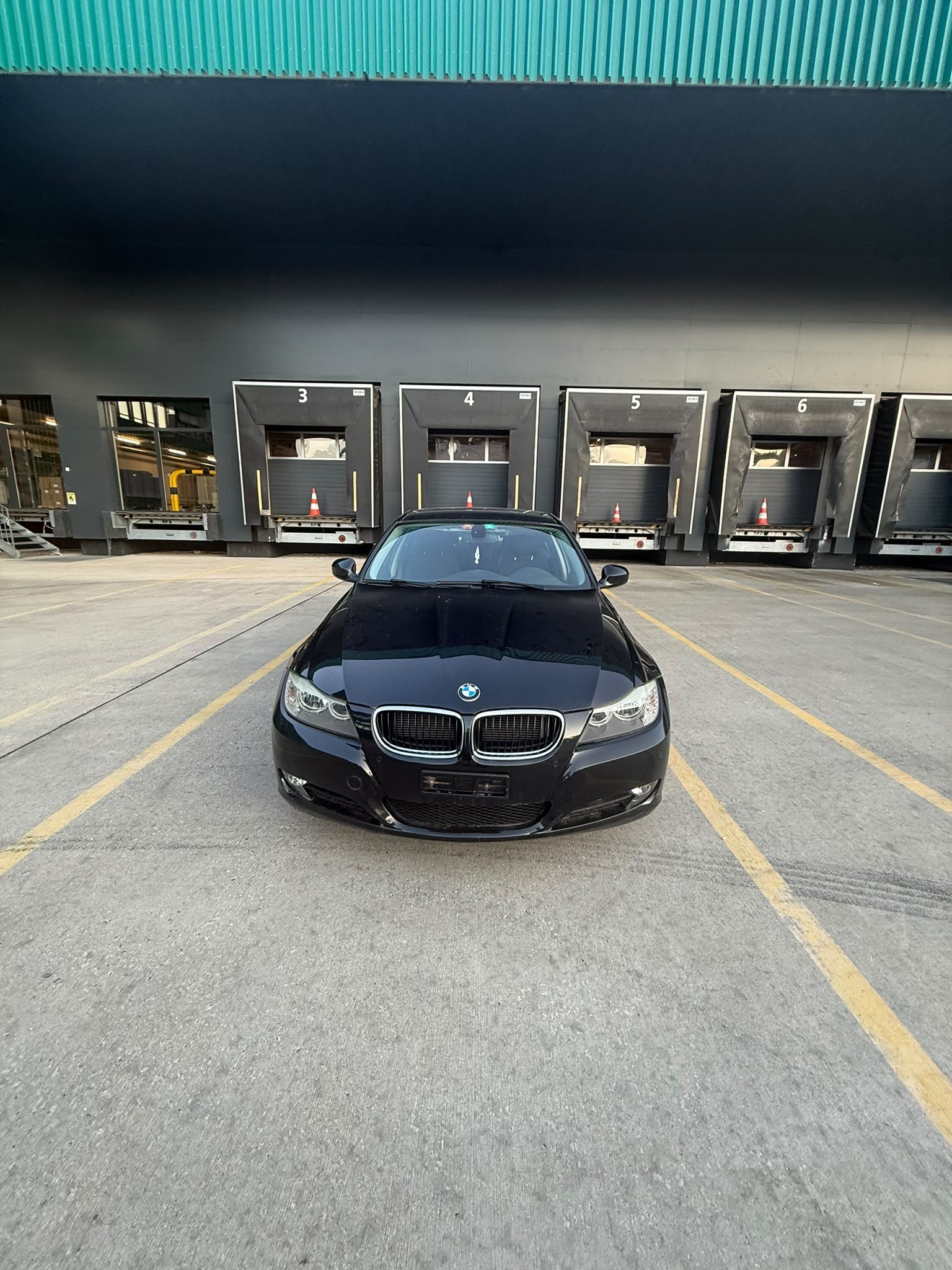 BMW 318i Dynamic Edition-image-0