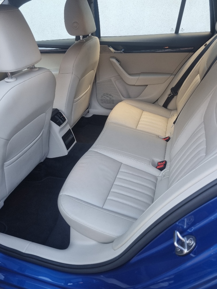 SKODA Octavia Combi 2.0 TSI Style 4x4 DSG-image-8