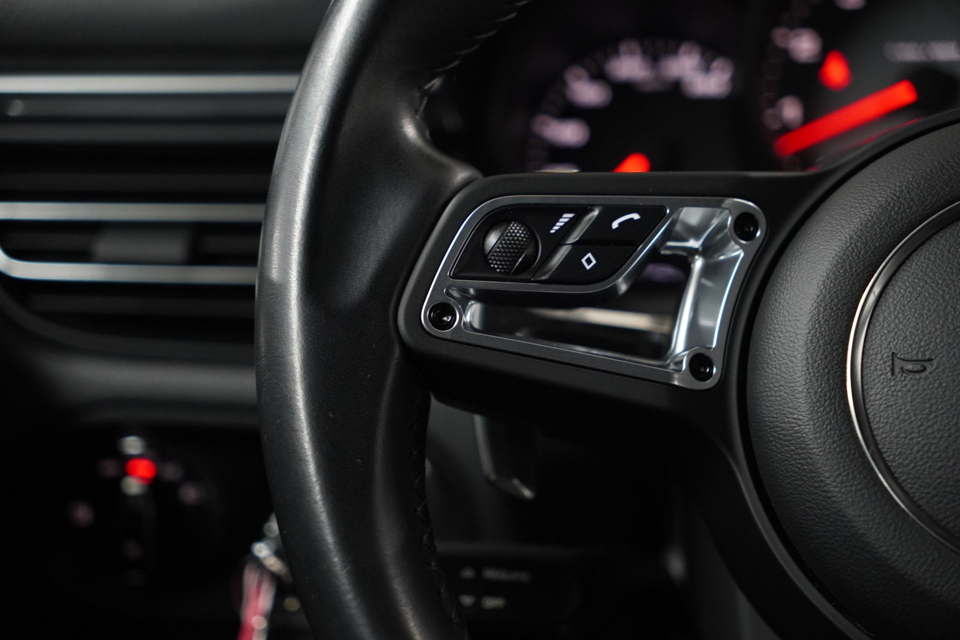 PORSCHE Macan S PDK-image-18
