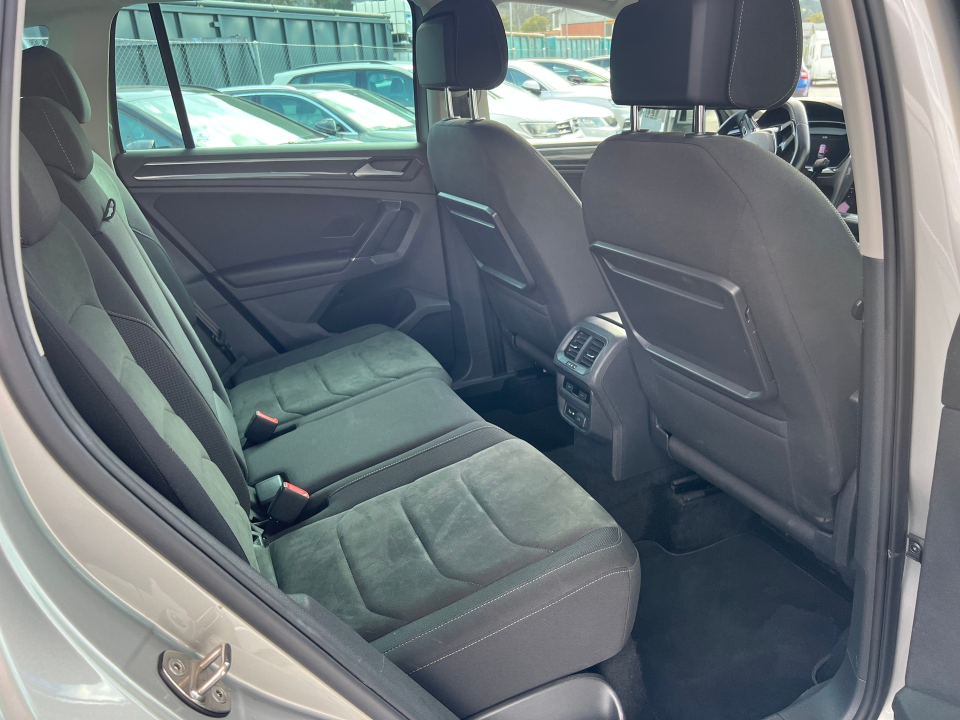 VW Tiguan 2.0TSI Highline R-Line 4x4 DSG *** Anhängerkupplung 2500 kg. * frisch ab MFK * 12 / 24 Mt. Garantie möglich **-image-12