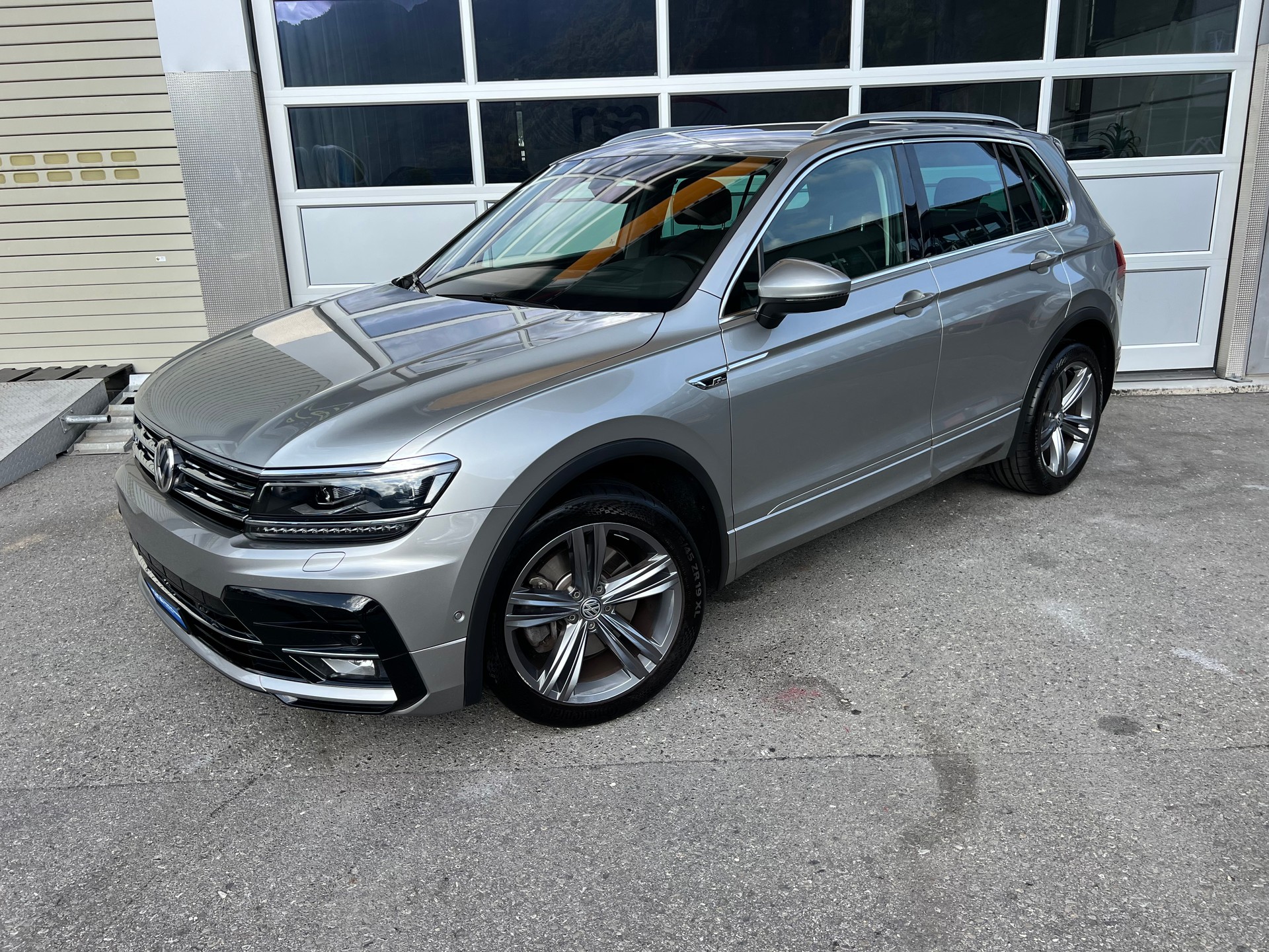 VW Tiguan 2.0TSI Highline R-Line 4x4 DSG *** Anhängerkupplung 2500 kg. * frisch ab MFK * 12 / 24 Mt. Garantie möglich **-image-1
