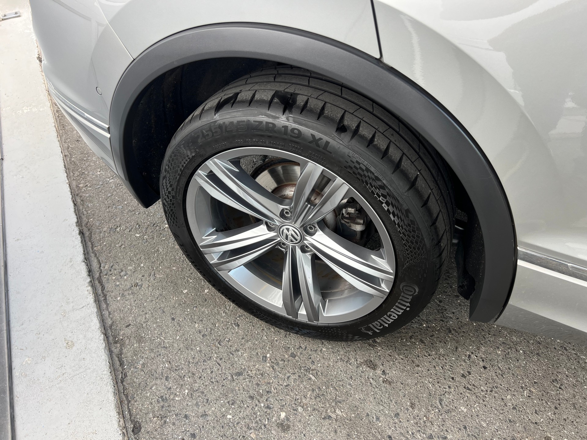 VW Tiguan 2.0TSI Highline R-Line 4x4 DSG *** Anhängerkupplung 2500 kg. * frisch ab MFK * 12 / 24 Mt. Garantie möglich **-image-15