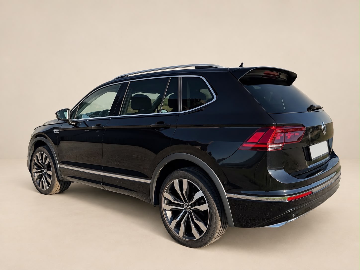 VW Allspace 2.0 TDI SCR Highline DSG 4Motion R-Line-image-3