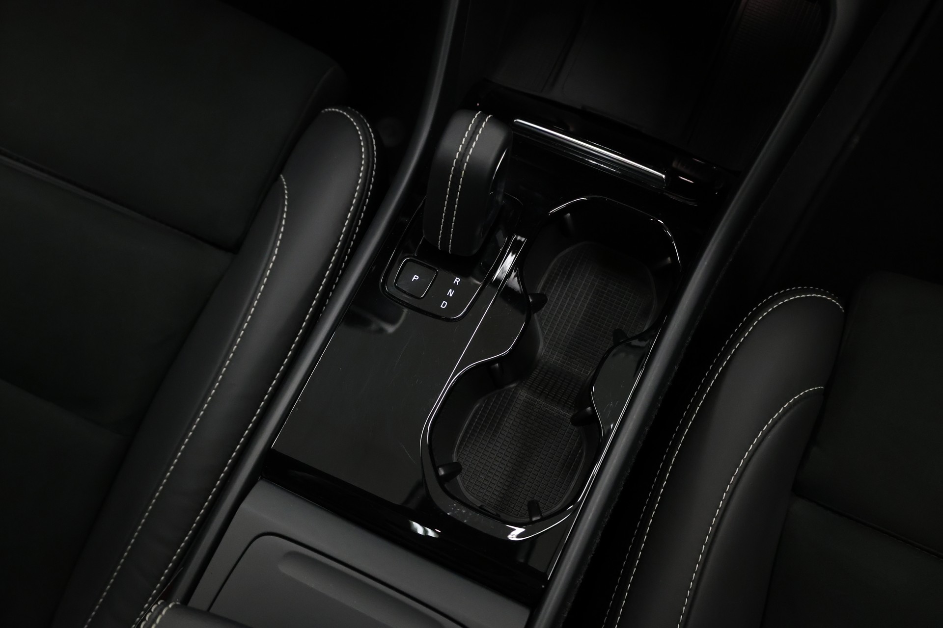 VOLVO XC40 P8 Twin Pro AWD-image-24