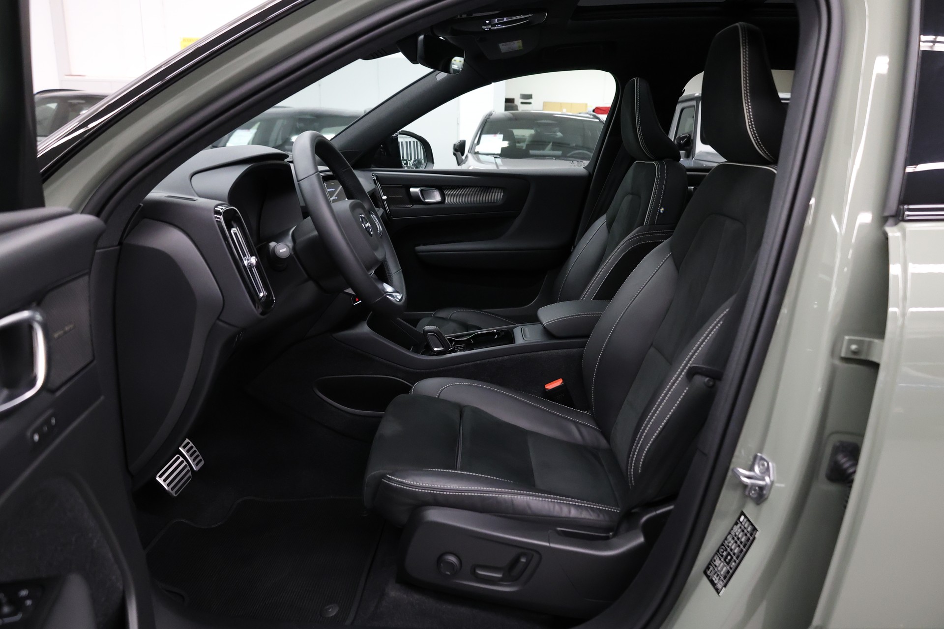 VOLVO XC40 P8 Twin Pro AWD-image-17
