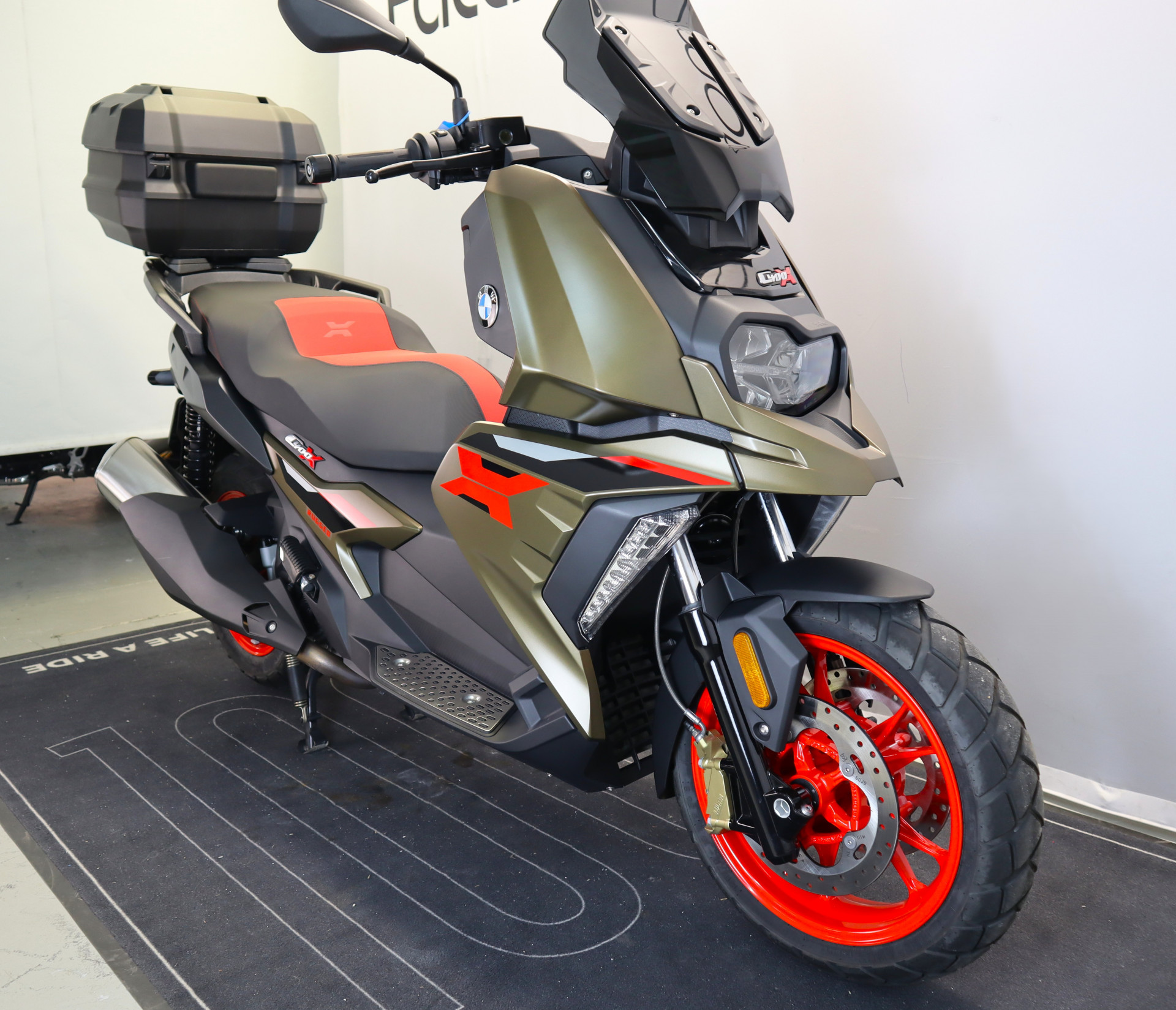 BMW C 400 X Rugged-showroom-element-2