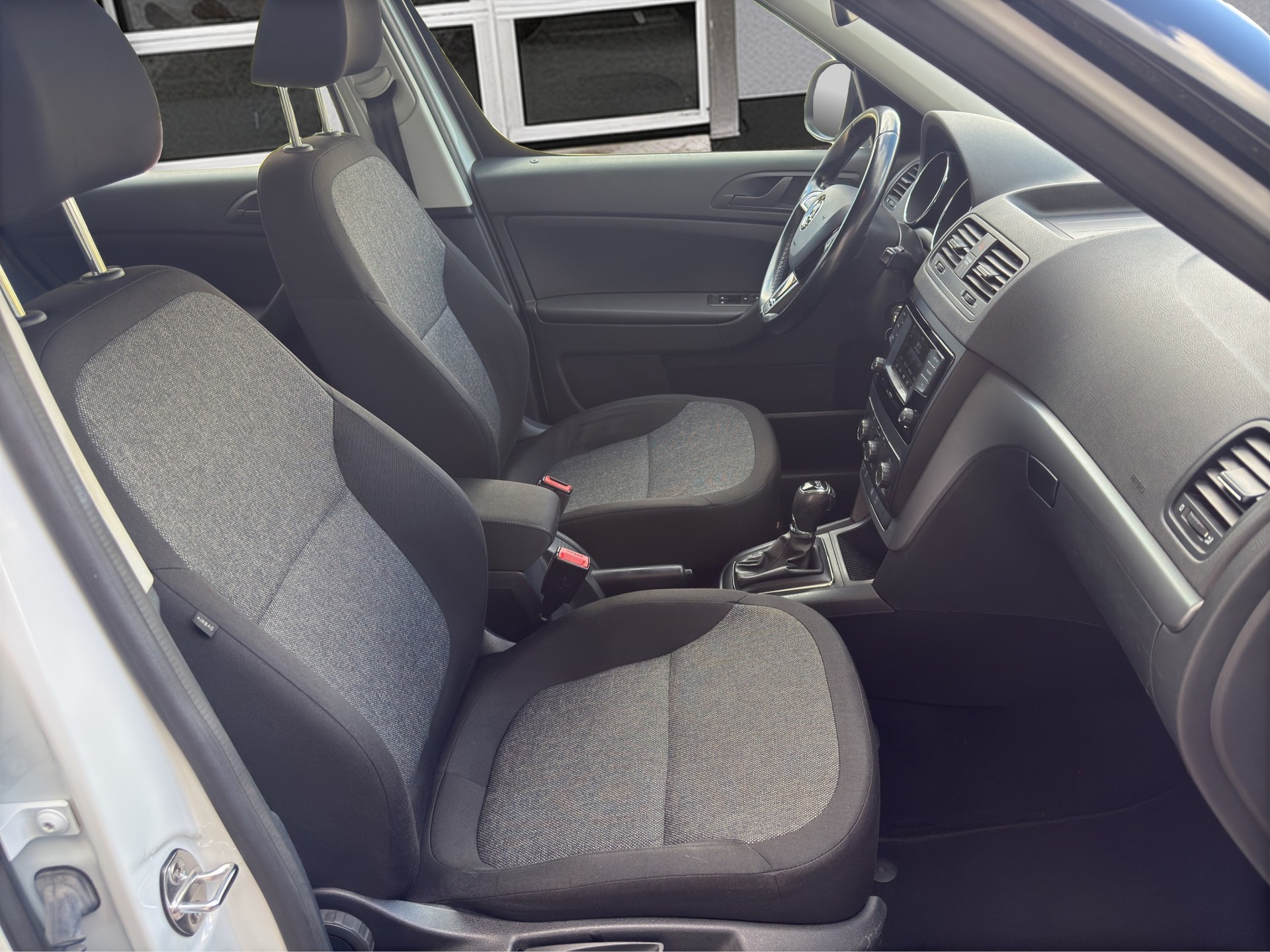 SKODA Yeti 1.4 TSI Active Outdoor 4x4 DSG-image-13