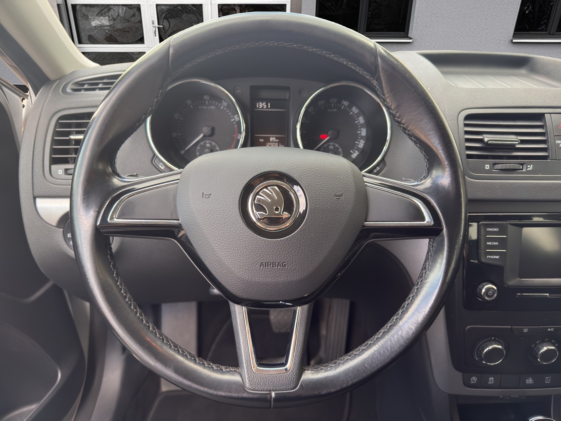 SKODA Yeti 1.4 TSI Active Outdoor 4x4 DSG-image-9
