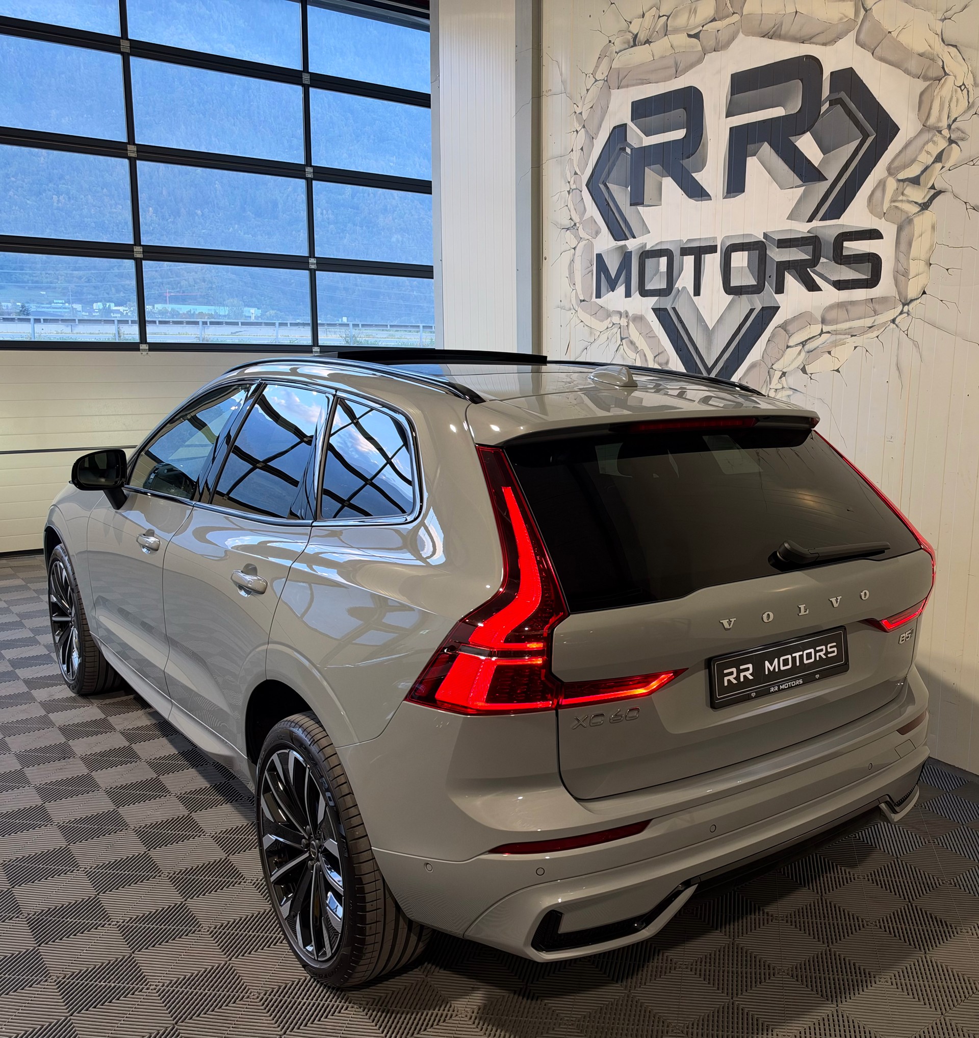 VOLVO XC60 B5 Benzin Mild Hybrid AWD Ultra Dark Geartronic-image-2