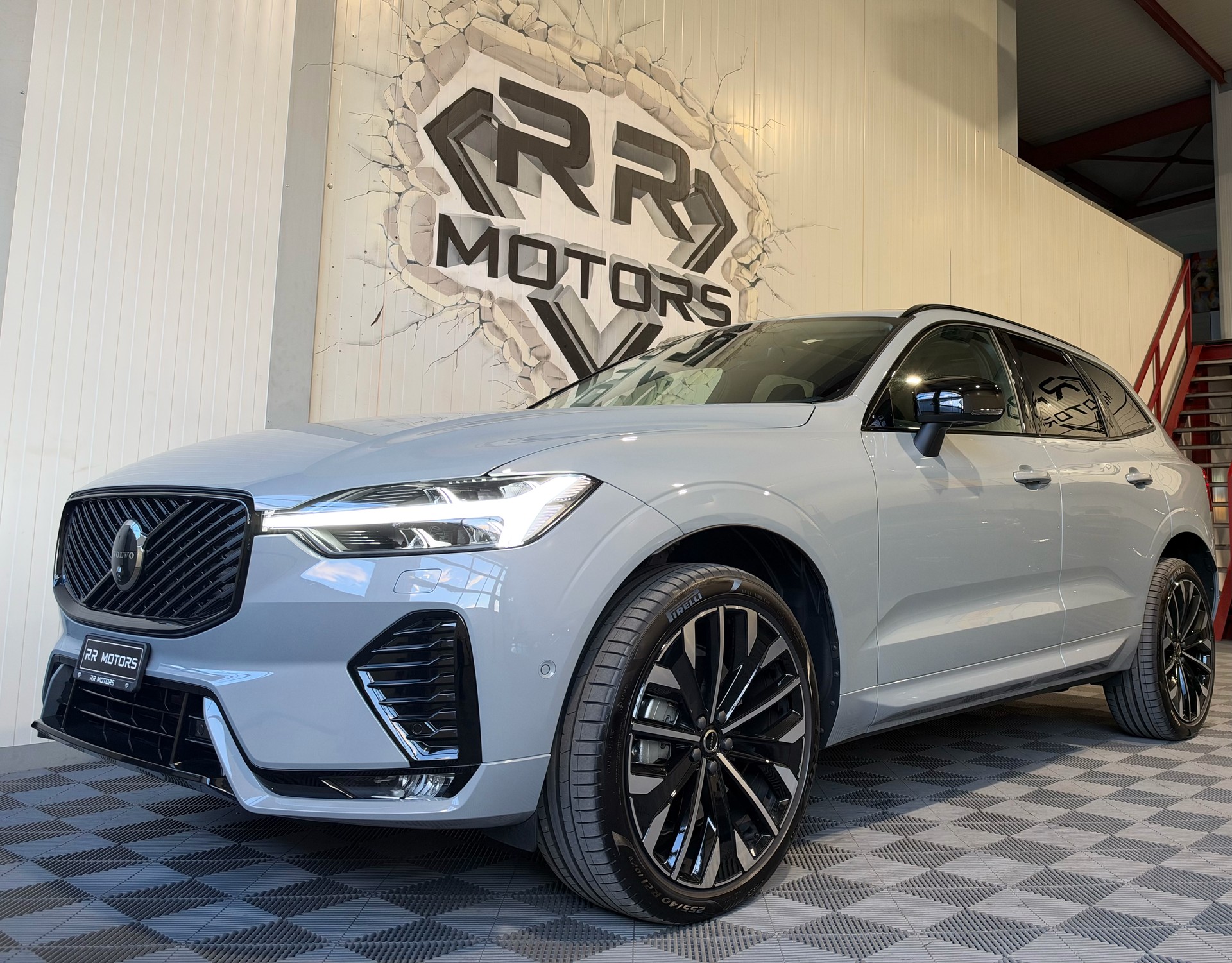 VOLVO XC60 B5 Benzin Mild Hybrid AWD Ultra Dark Geartronic-image-0