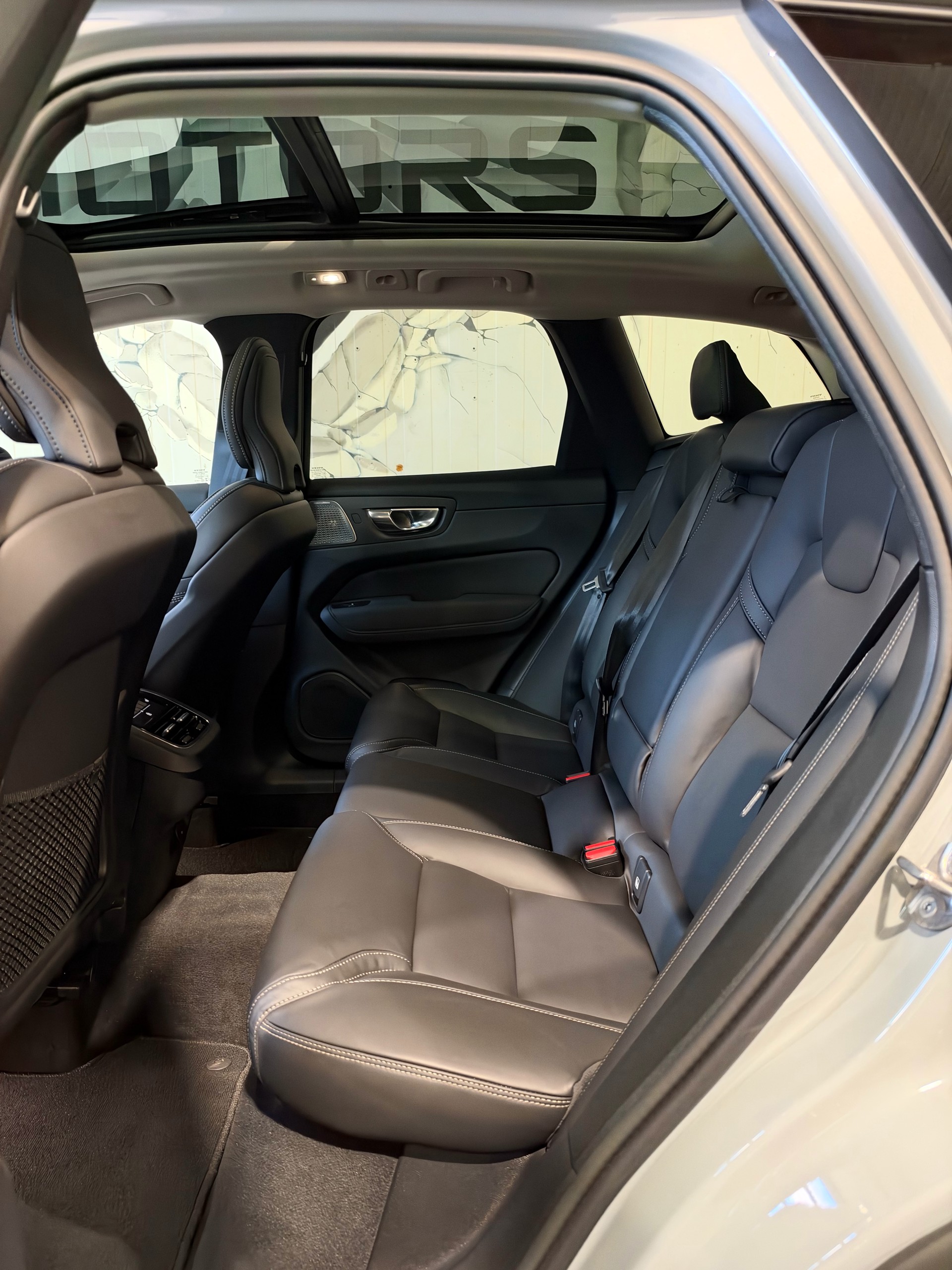 VOLVO XC60 B5 Benzin Mild Hybrid AWD Ultra Dark Geartronic-image-15