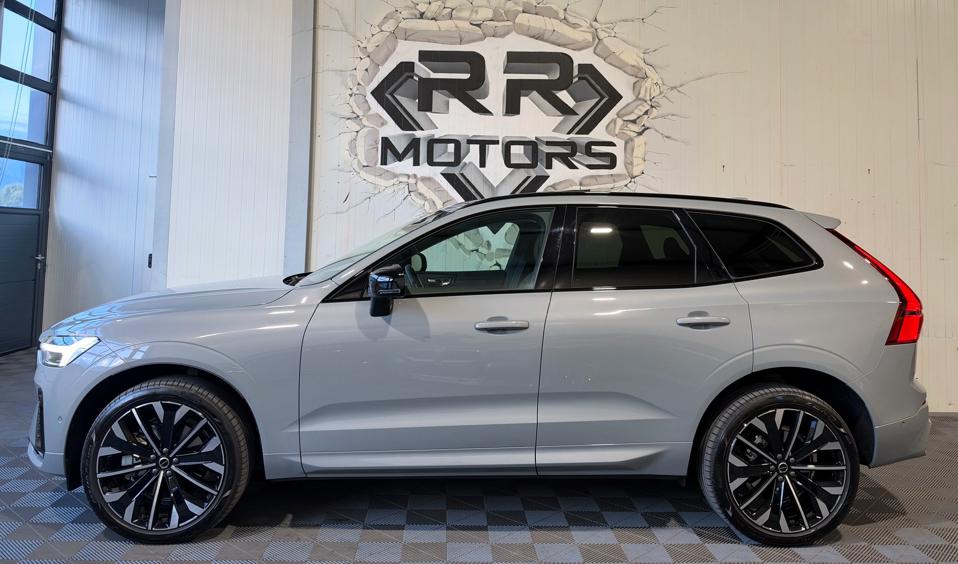 VOLVO XC60 B5 Benzin Mild Hybrid AWD Ultra Dark Geartronic-image-1
