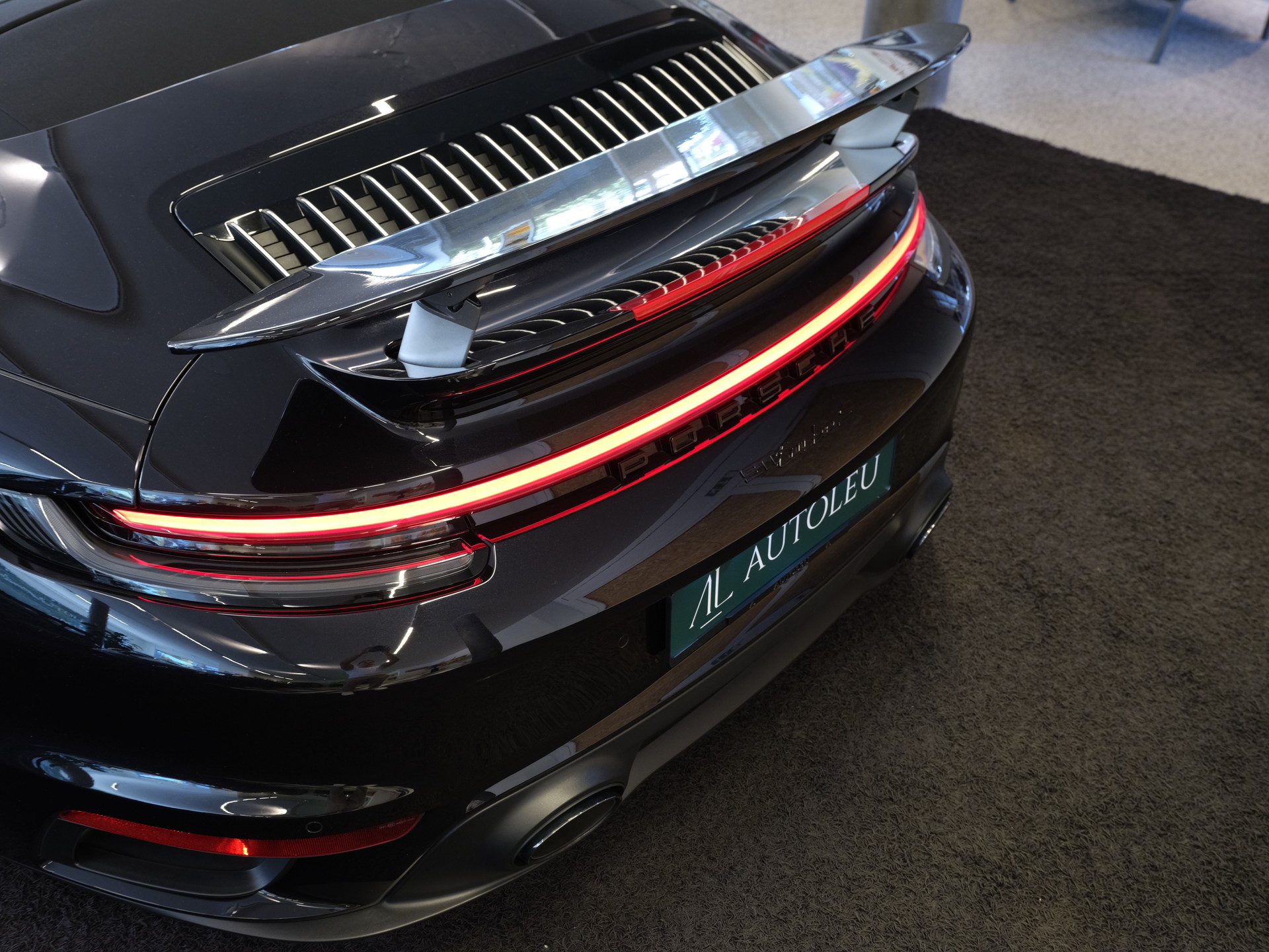 PORSCHE 911 Turbo S Cabriolet PDK-image-9