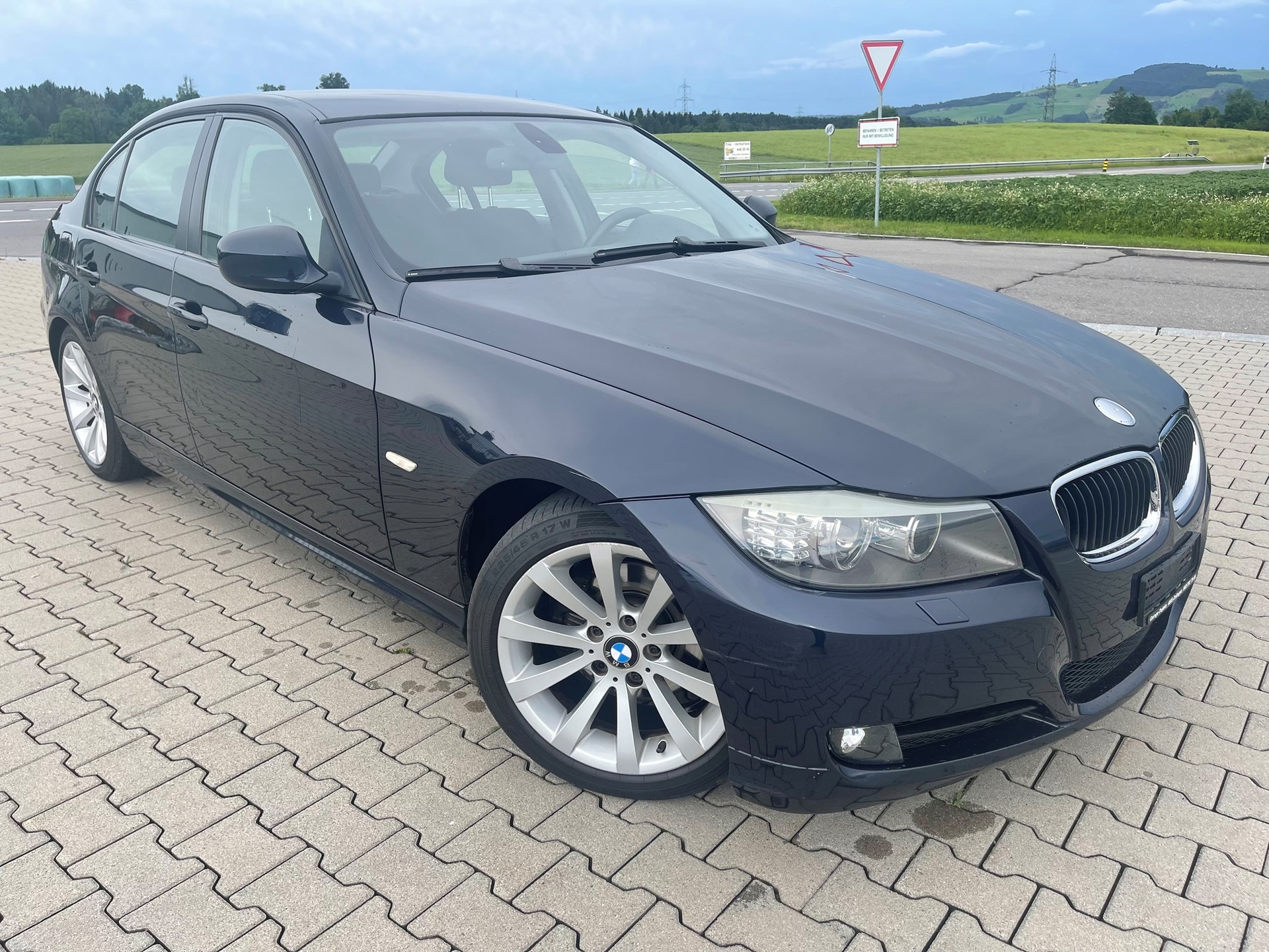 BMW 320i Access-image-0