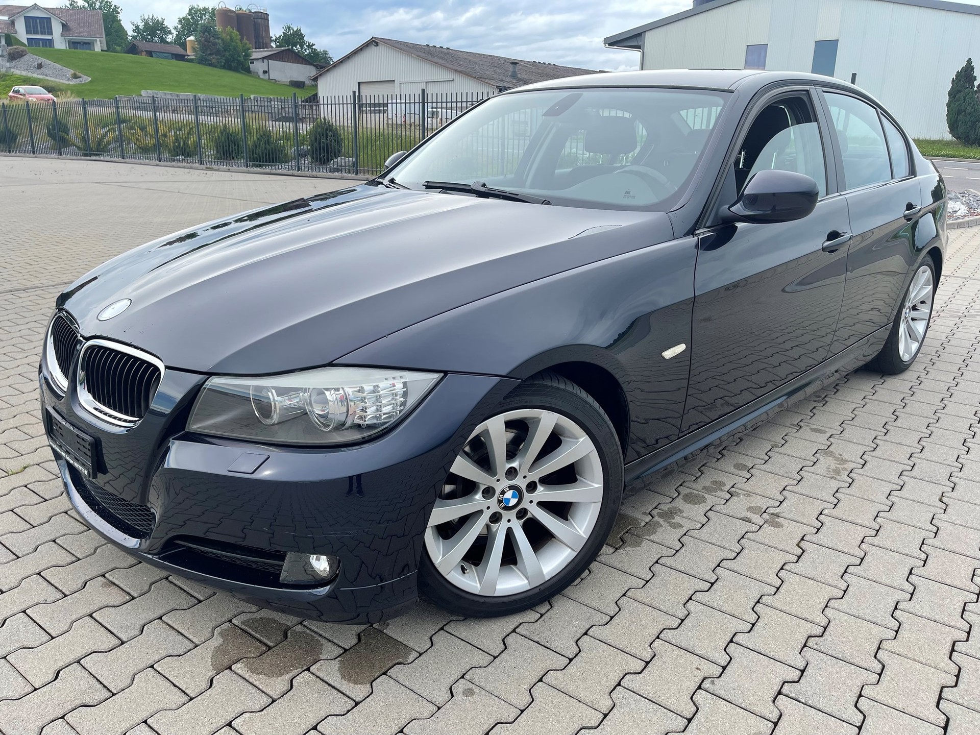 BMW 320i Access-image-1