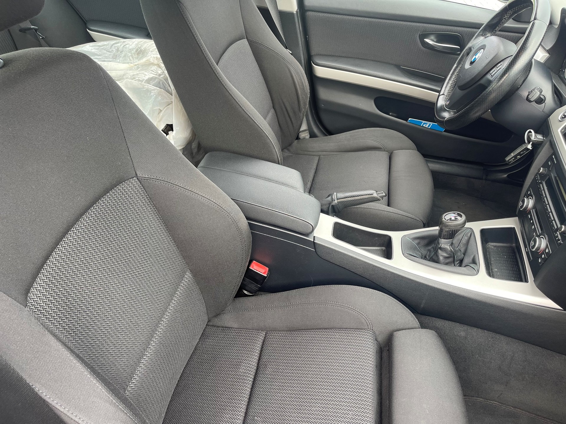 BMW 320i Access-image-6