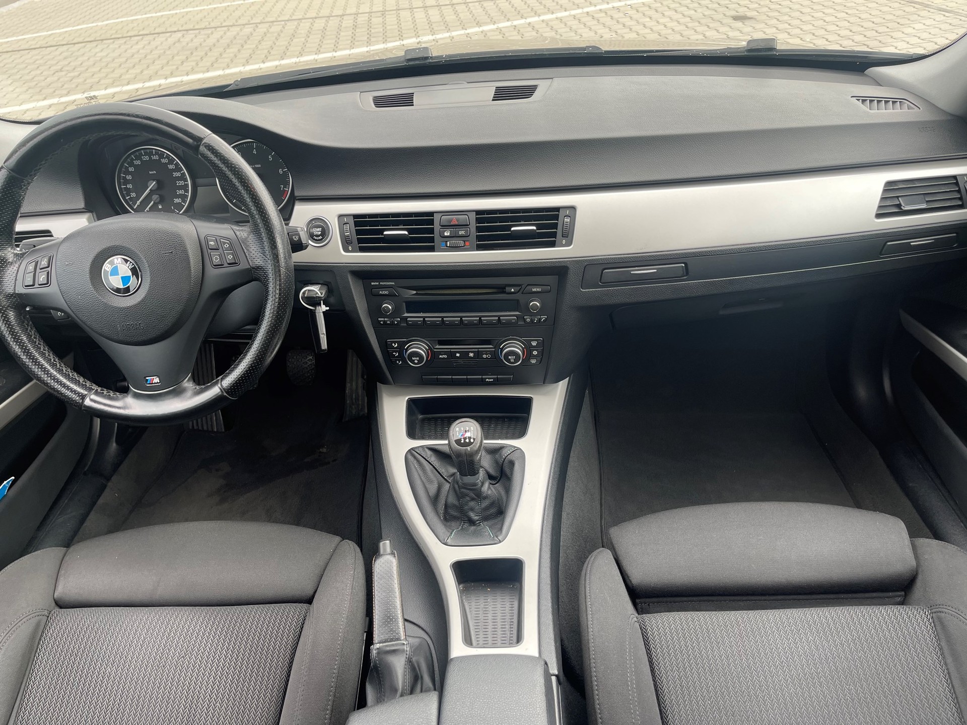 BMW 320i Access-image-4