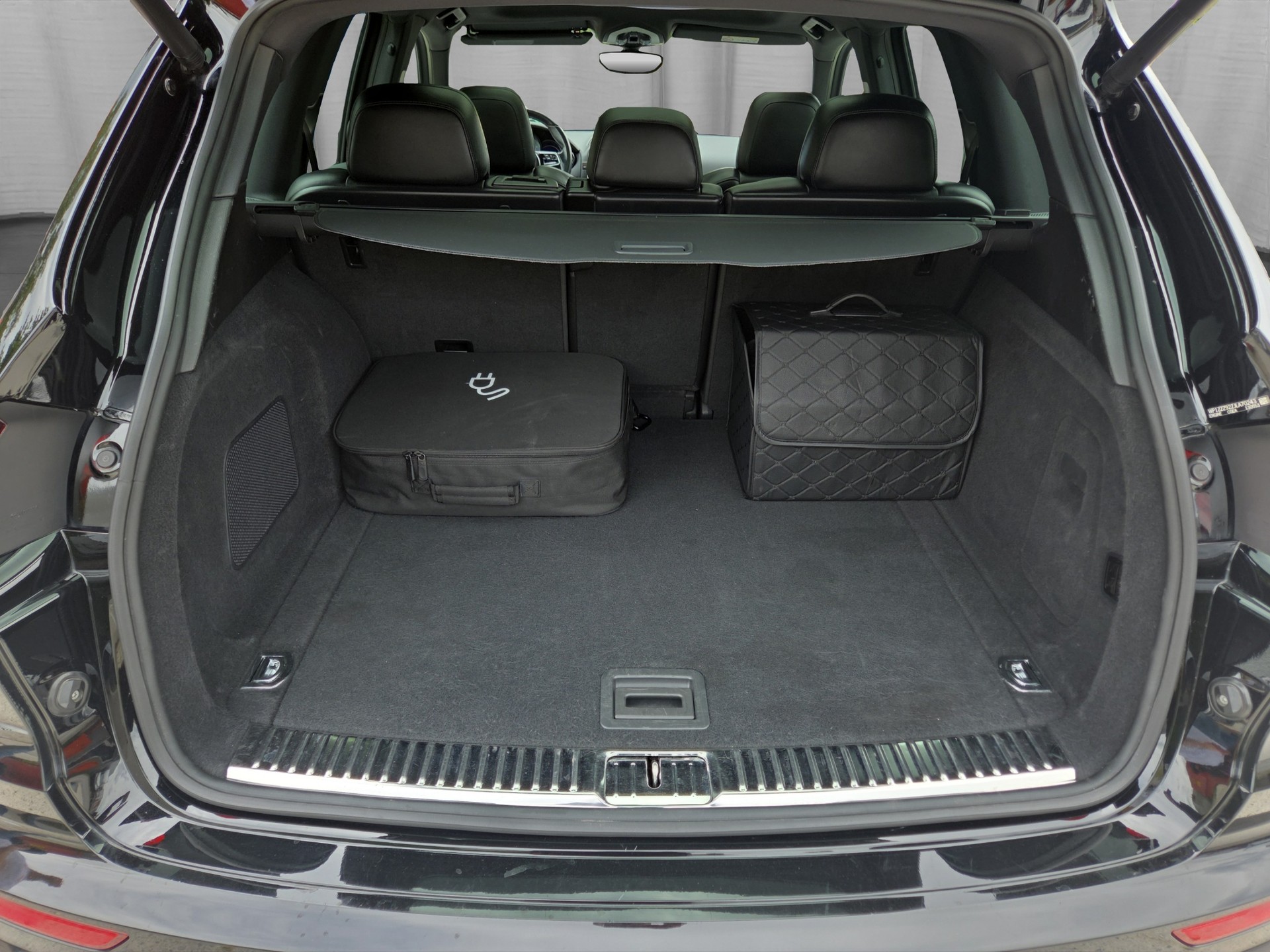 PORSCHE Cayenne S E-Hybrid Platinum Edition-image-13
