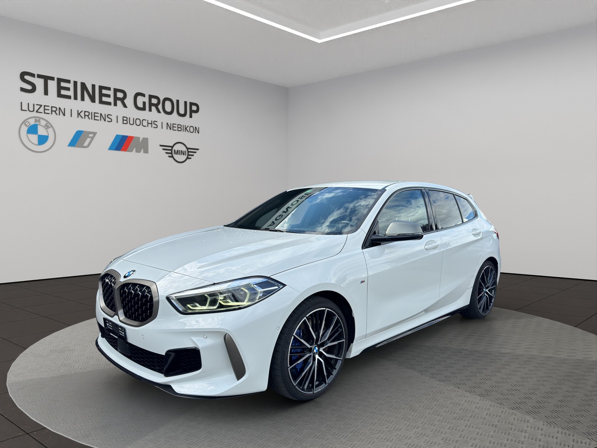 BMW M135i xDrive Steptronic-image-0