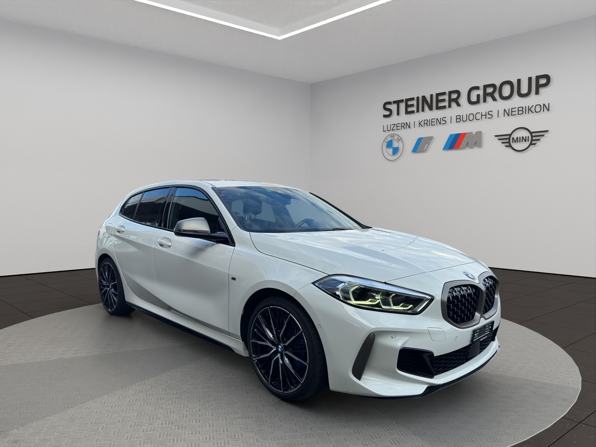 BMW M135i xDrive Steptronic-image-6