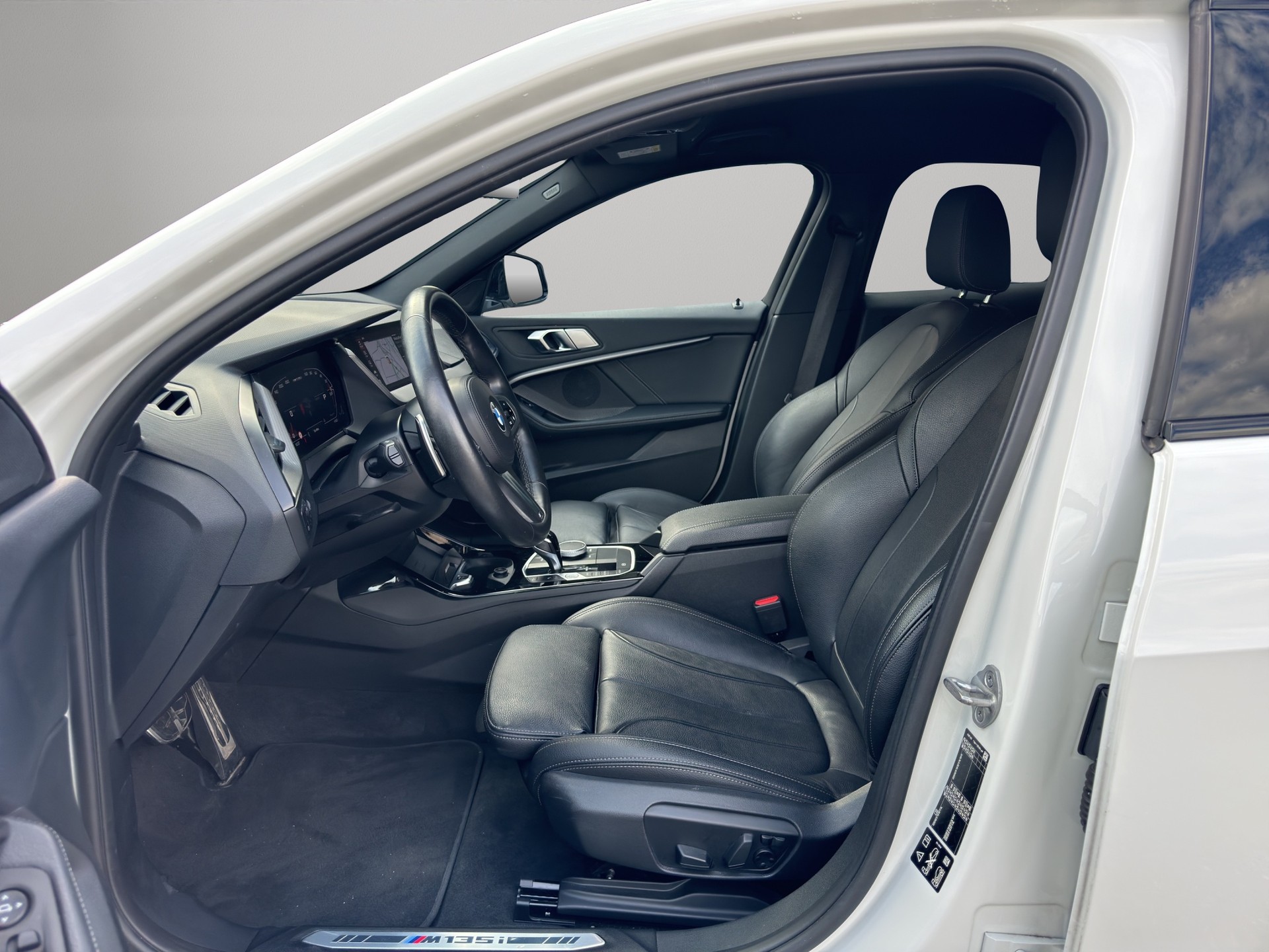 BMW M135i xDrive Steptronic-image-14