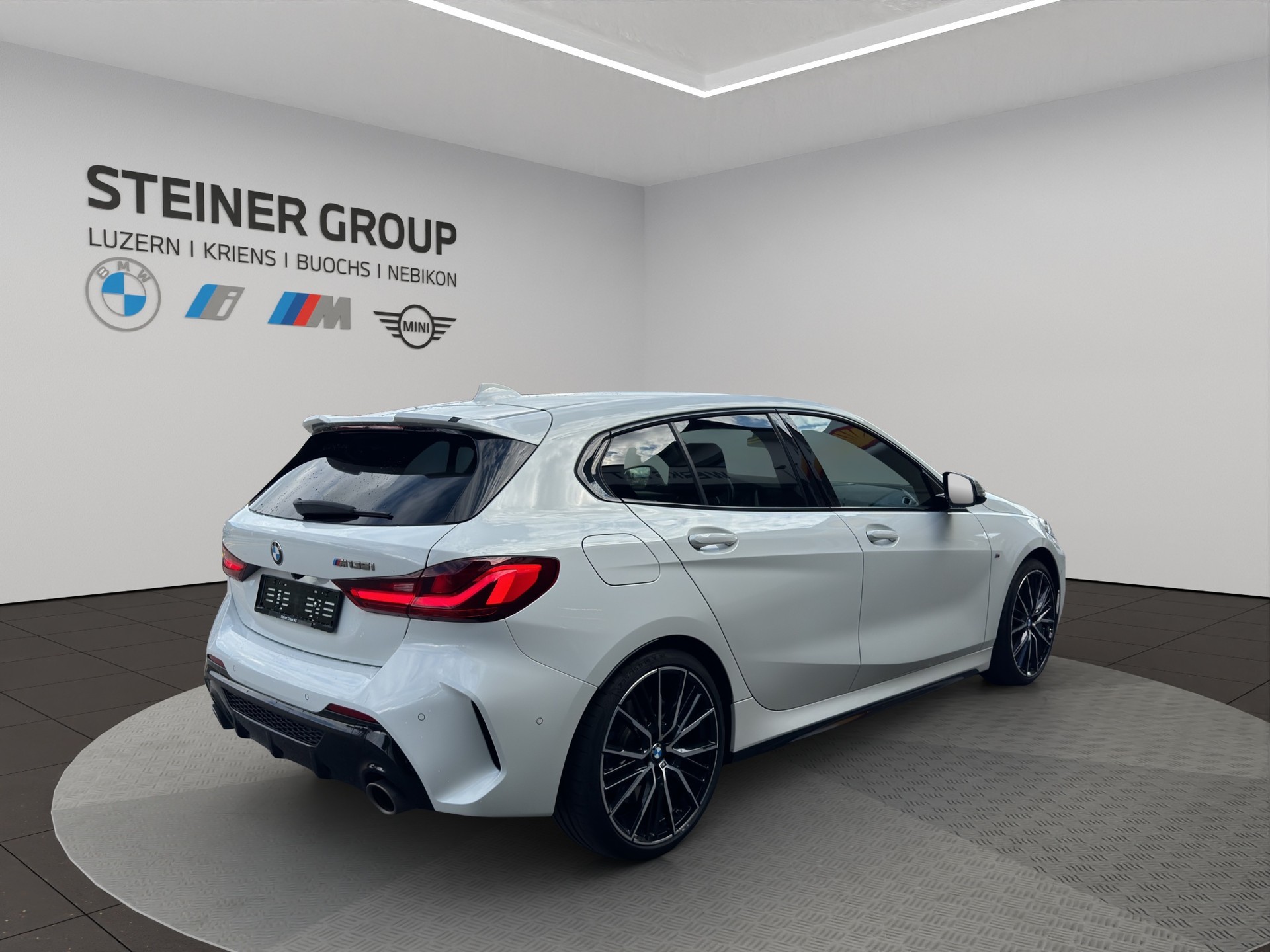 BMW M135i xDrive Steptronic-image-4