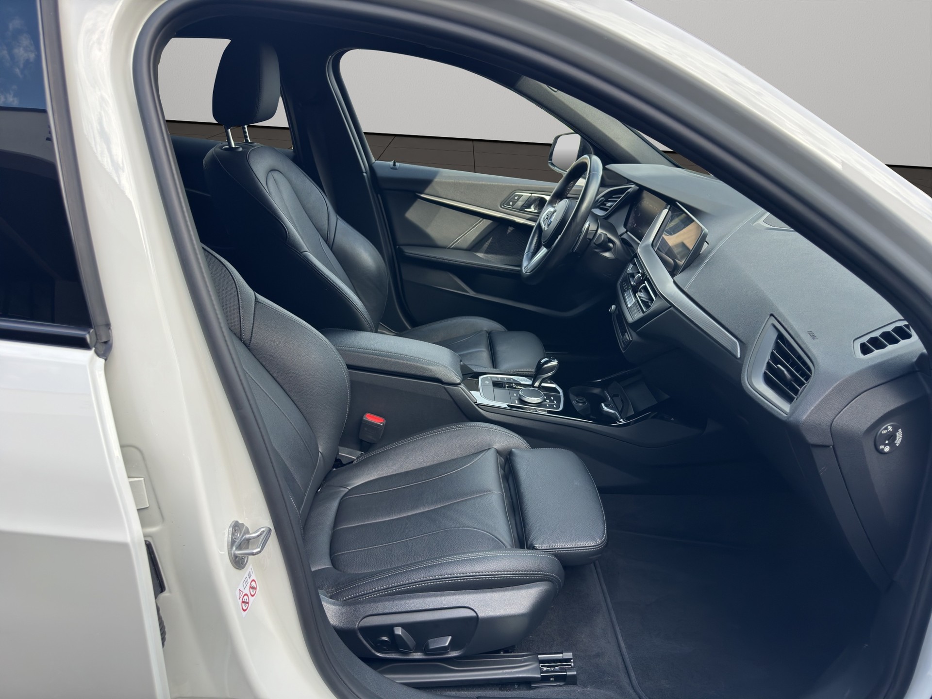 BMW M135i xDrive Steptronic-image-17