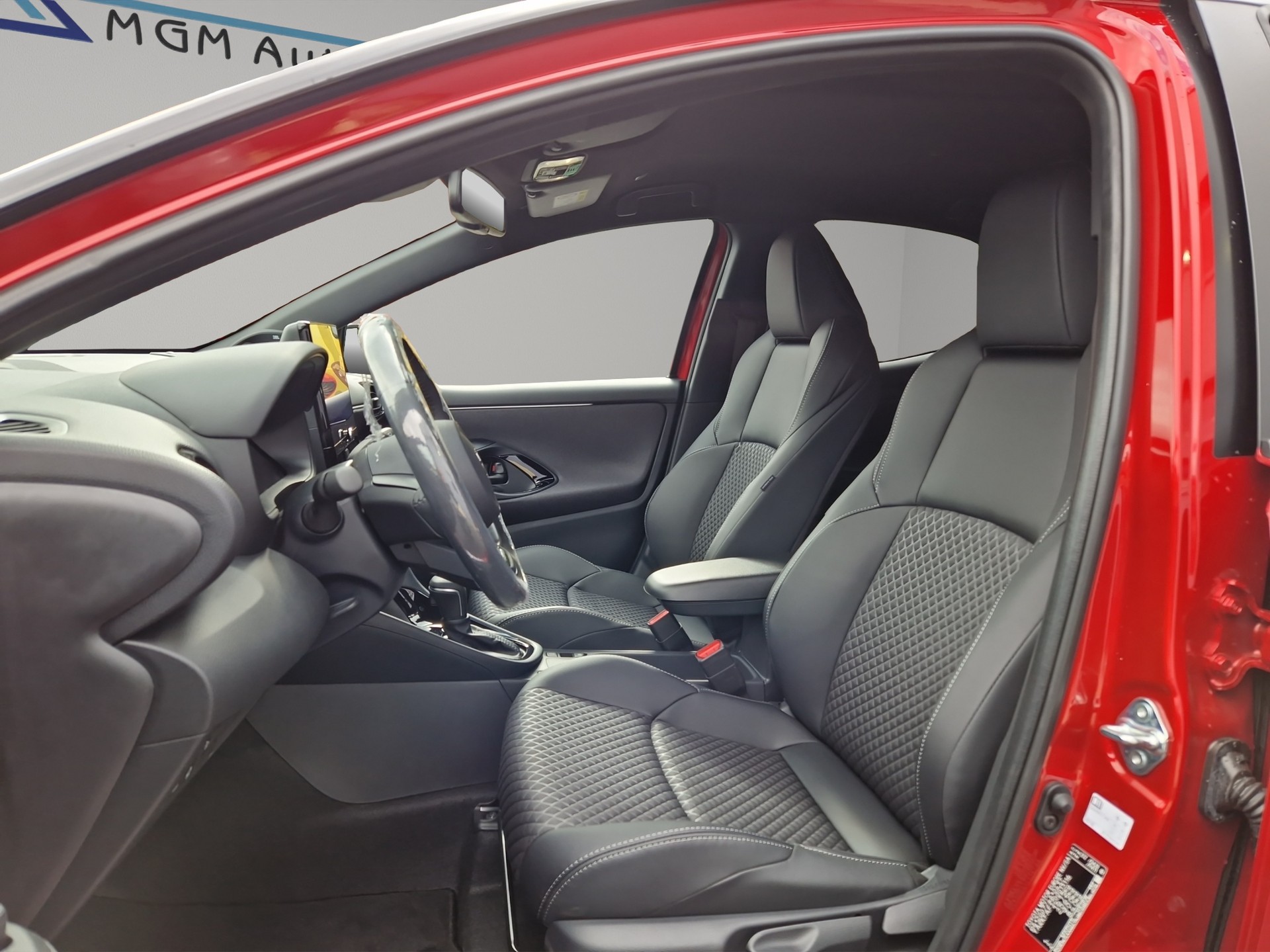 TOYOTA Yaris 1.5 Premium e-CVT-image-3