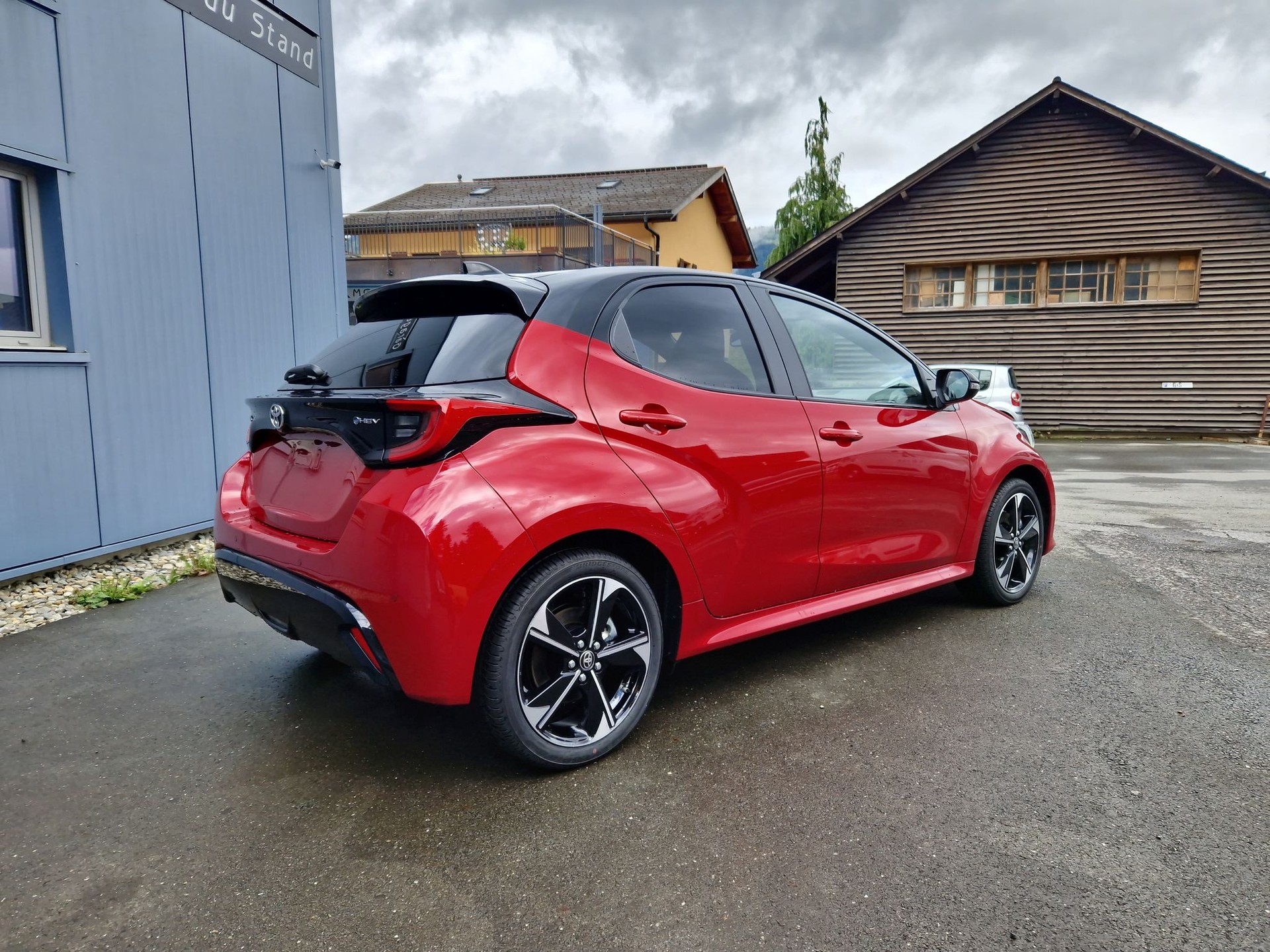 TOYOTA Yaris 1.5 Premium e-CVT-image-2