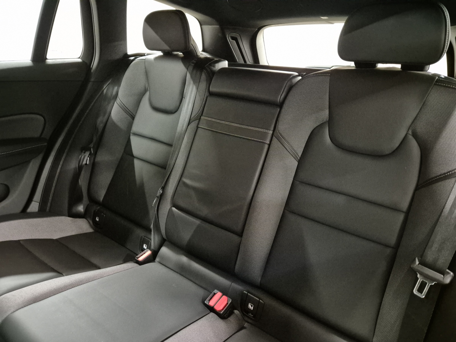 VOLVO V60 2.0 T8 TE R-Design eAWD-image-15
