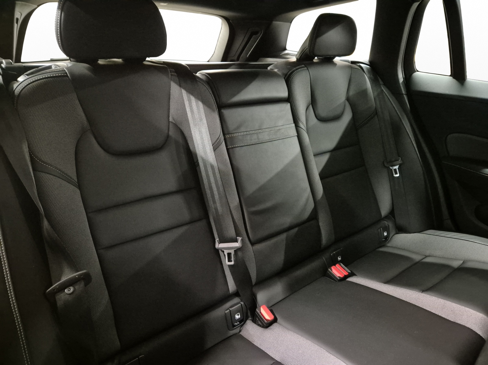 VOLVO V60 2.0 T8 TE R-Design eAWD-image-16