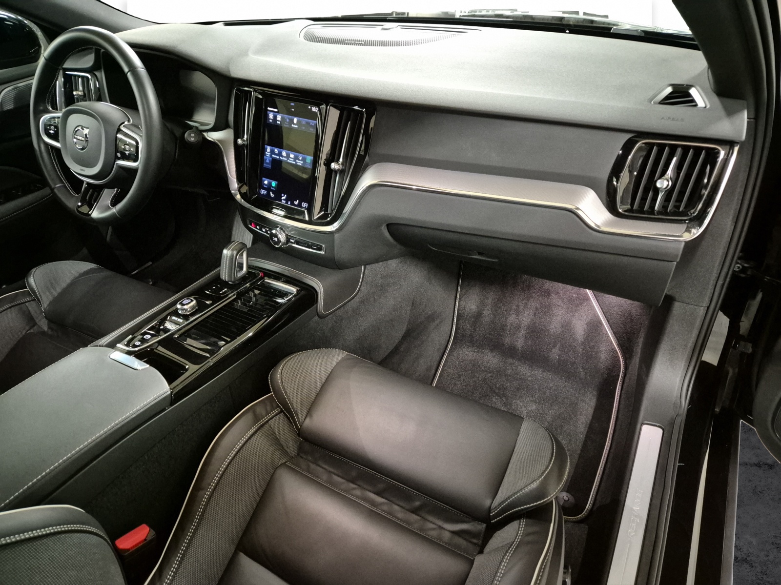 VOLVO V60 2.0 T8 TE R-Design eAWD-image-17