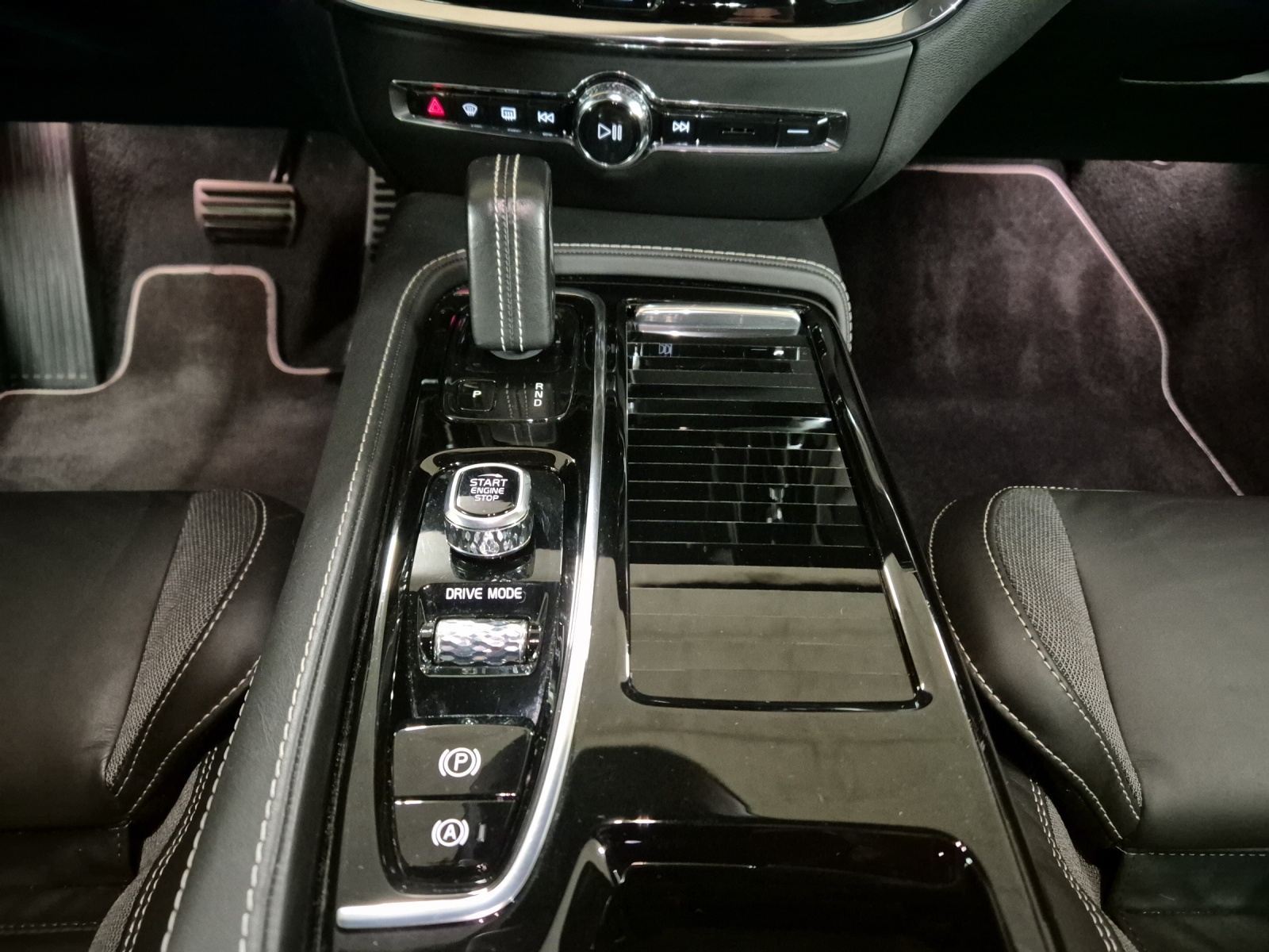 VOLVO V60 2.0 T8 TE R-Design eAWD-image-14