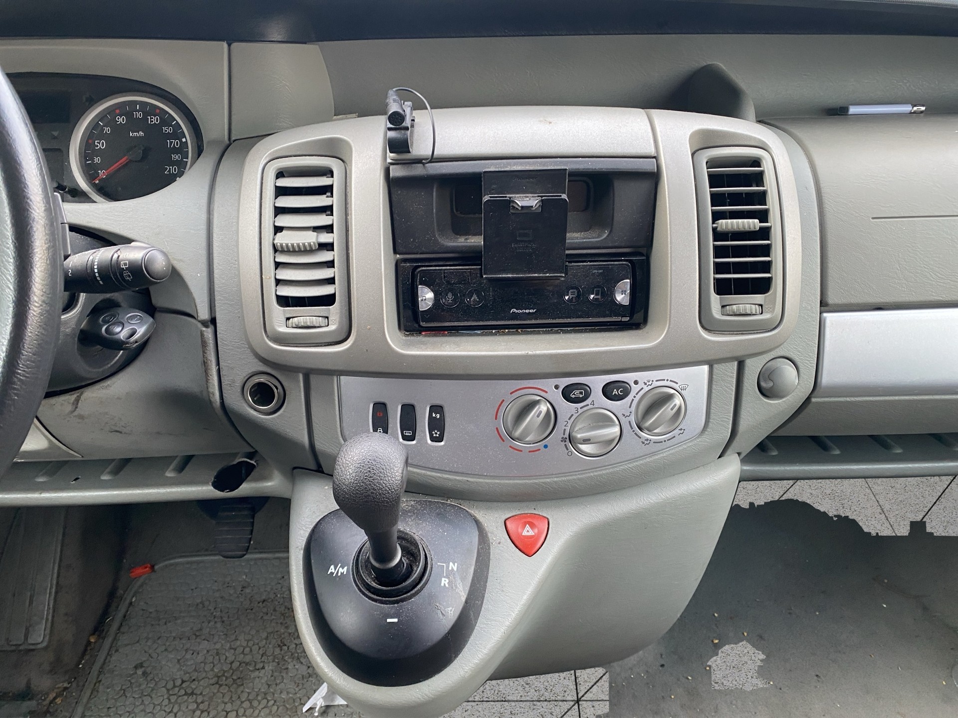 RENAULT Trafic 2.5dCi L1H1 Passenger Expression-image-10