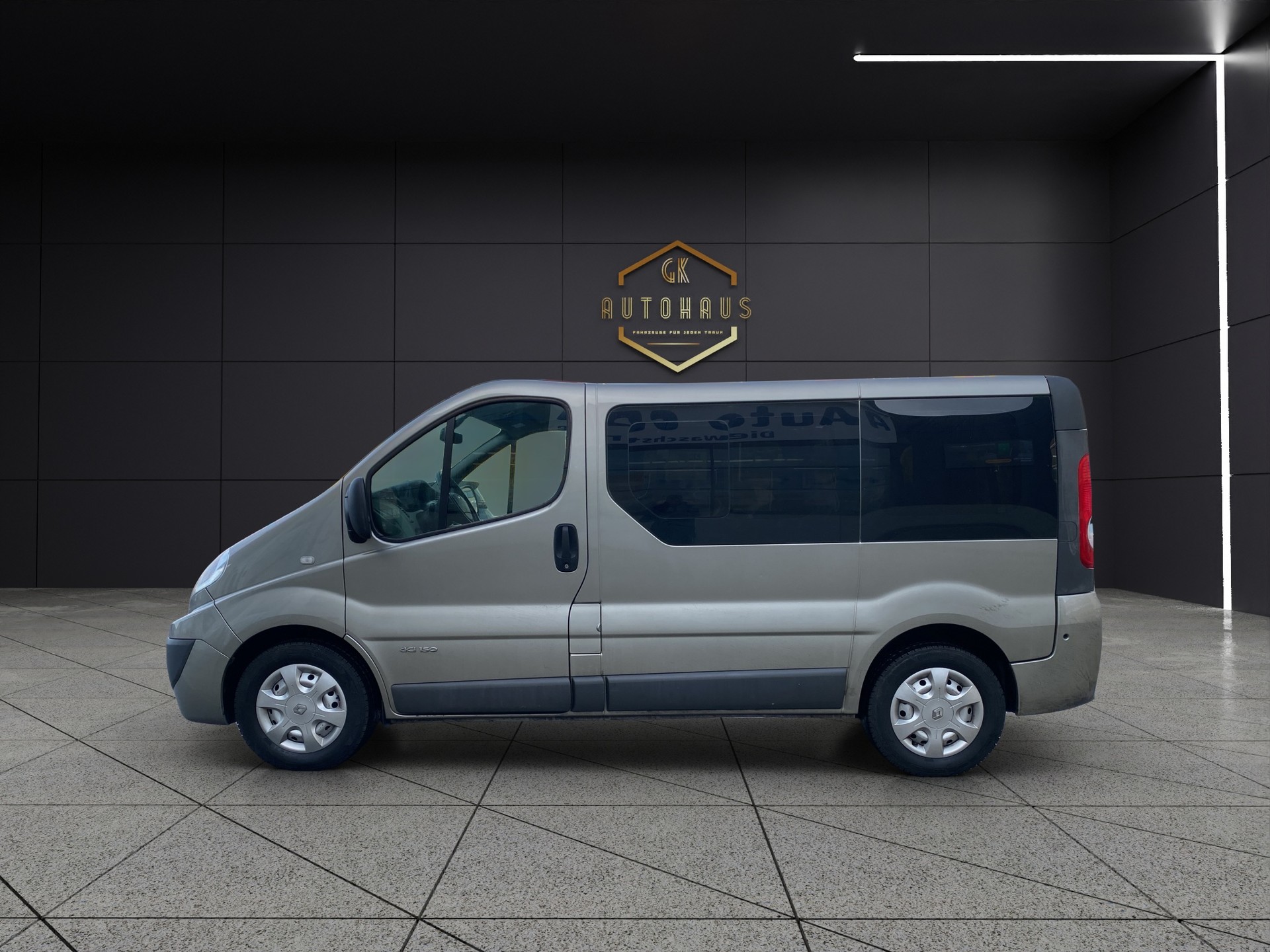 RENAULT Trafic 2.5dCi L1H1 Passenger Expression-image-1