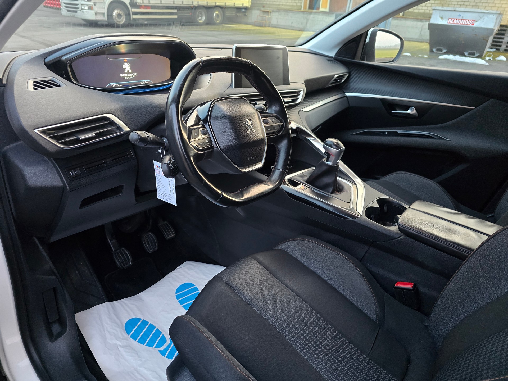 PEUGEOT 3008 1.2 PureTech Access-image-10