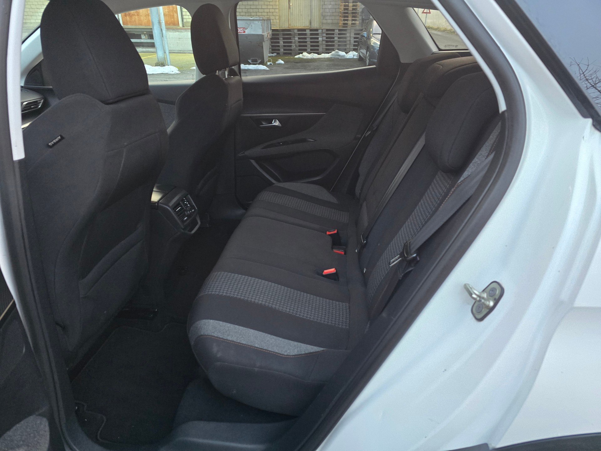 PEUGEOT 3008 1.2 PureTech Access-image-12