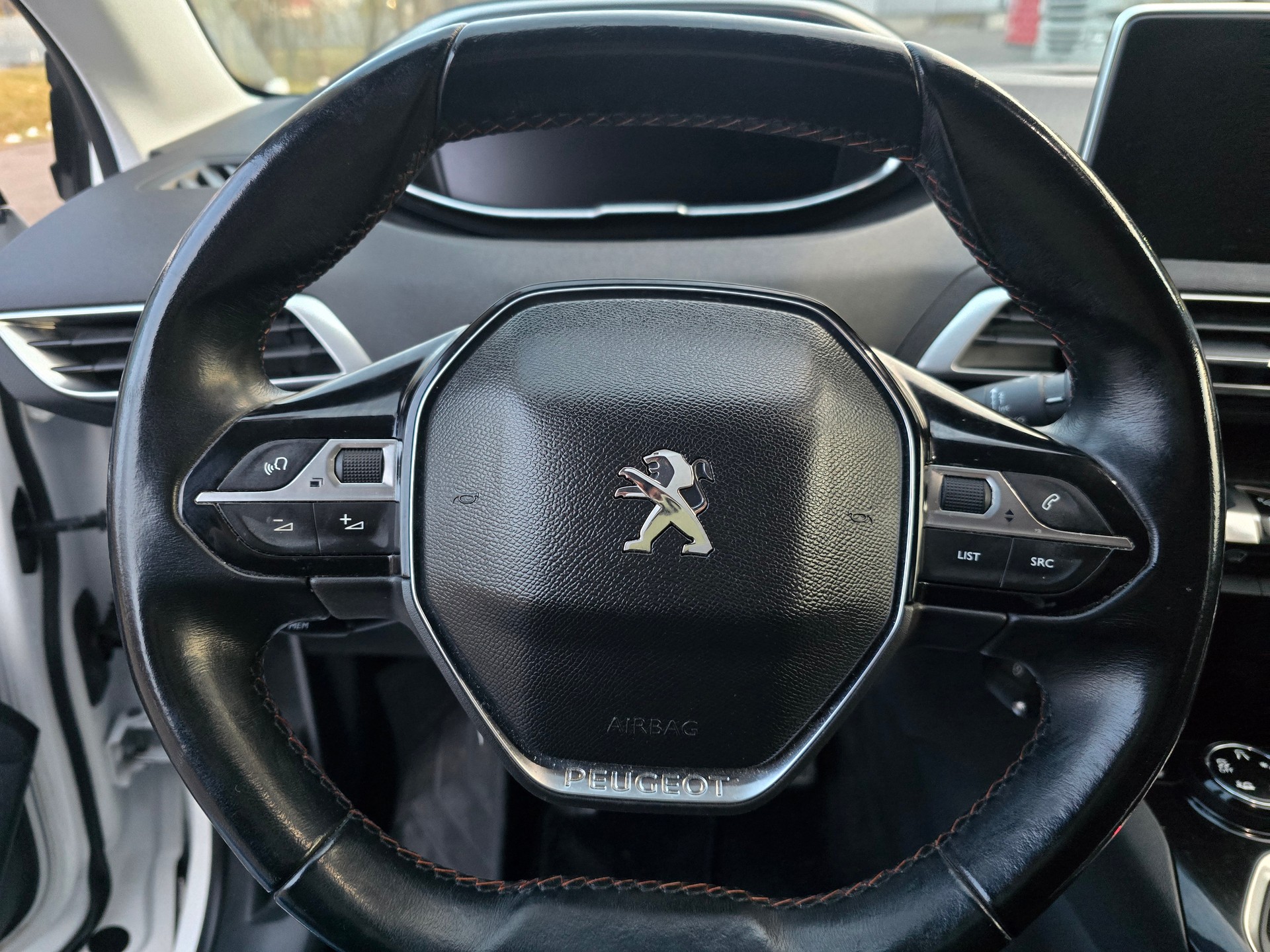 PEUGEOT 3008 1.2 PureTech Access-image-16