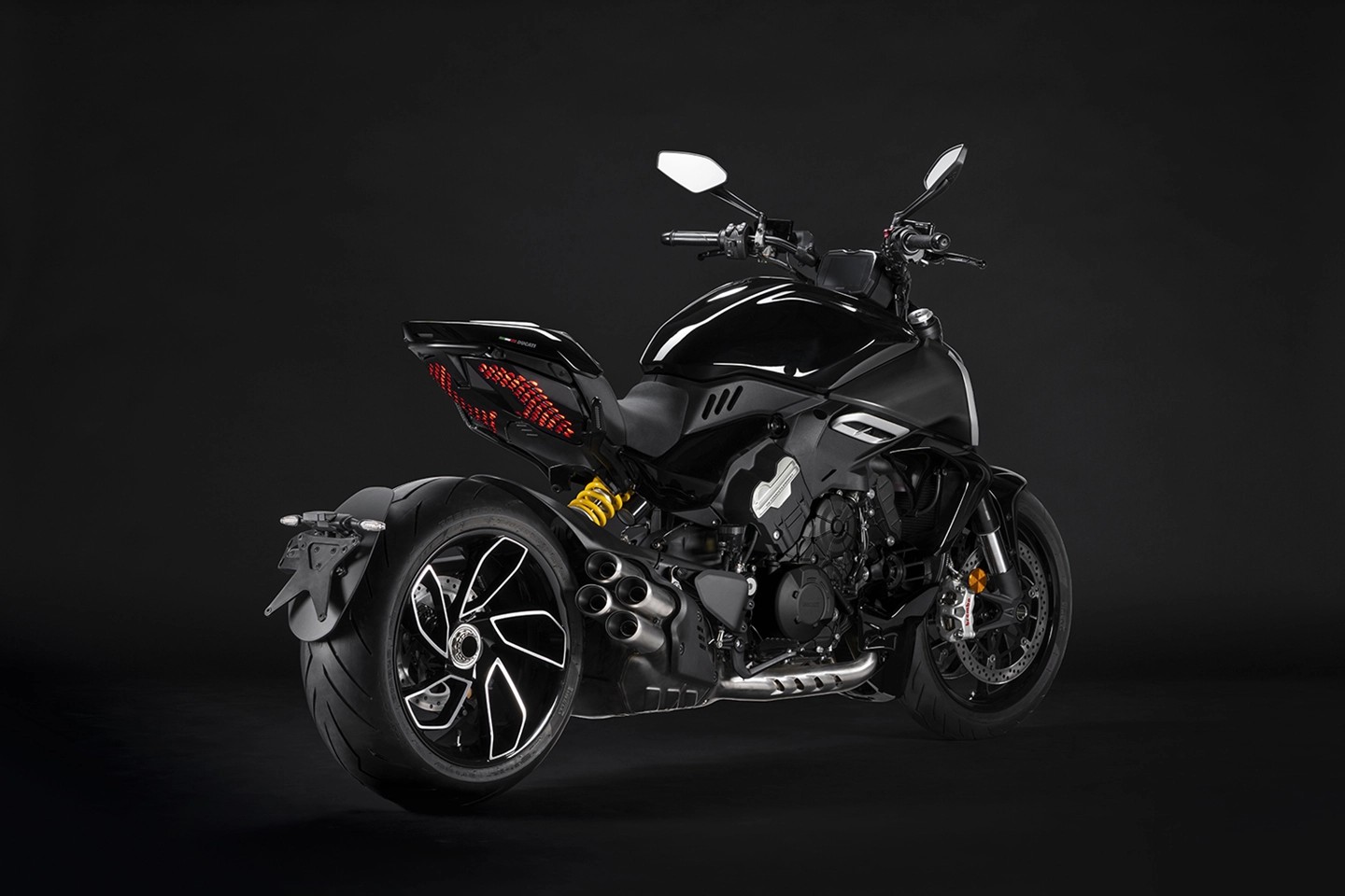 DUCATI Diavel V4-showroom-element-2