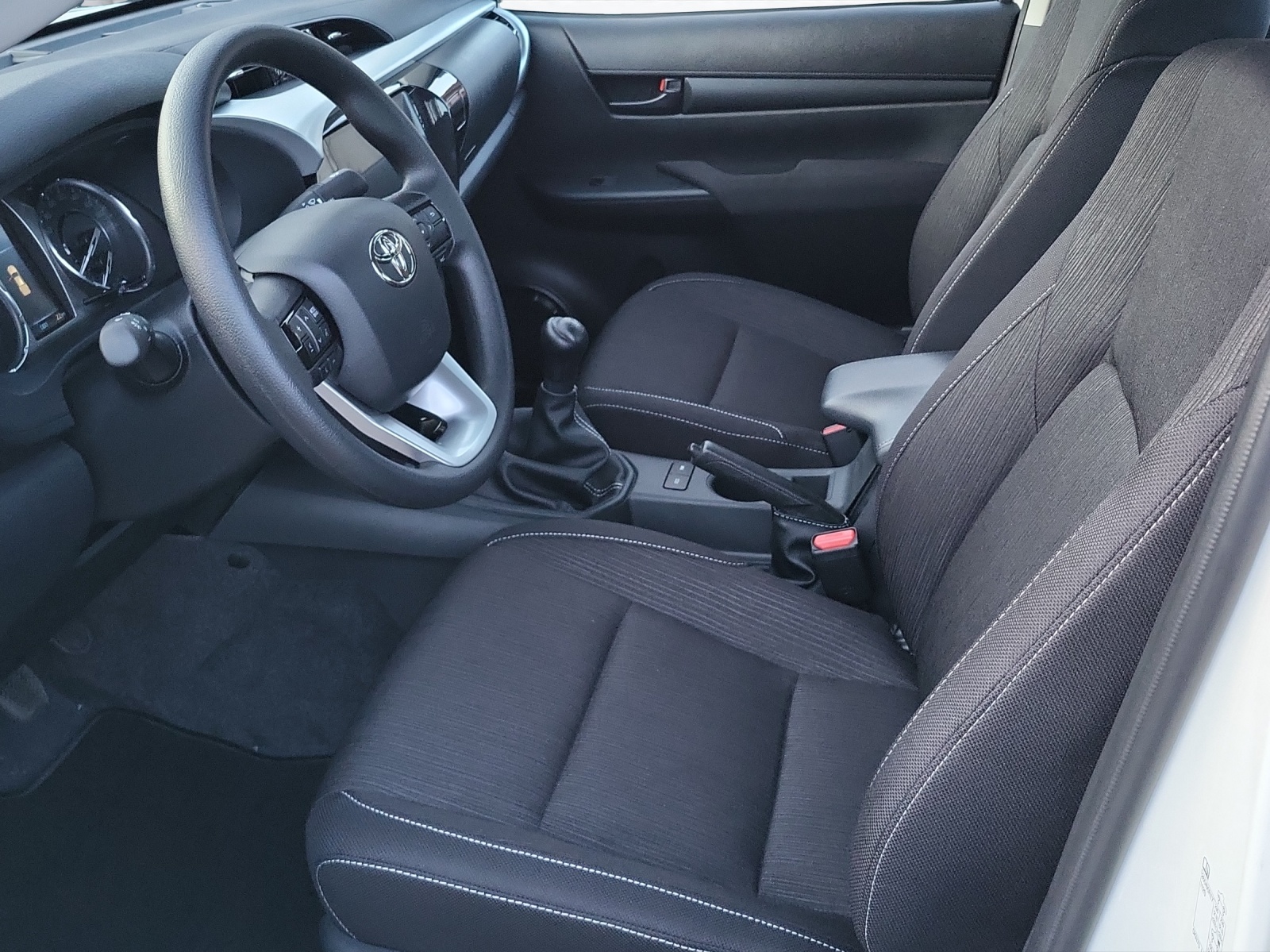 TOYOTA Hilux Double Cab.-Pick-up 2.8 Comfort AWD-image-12