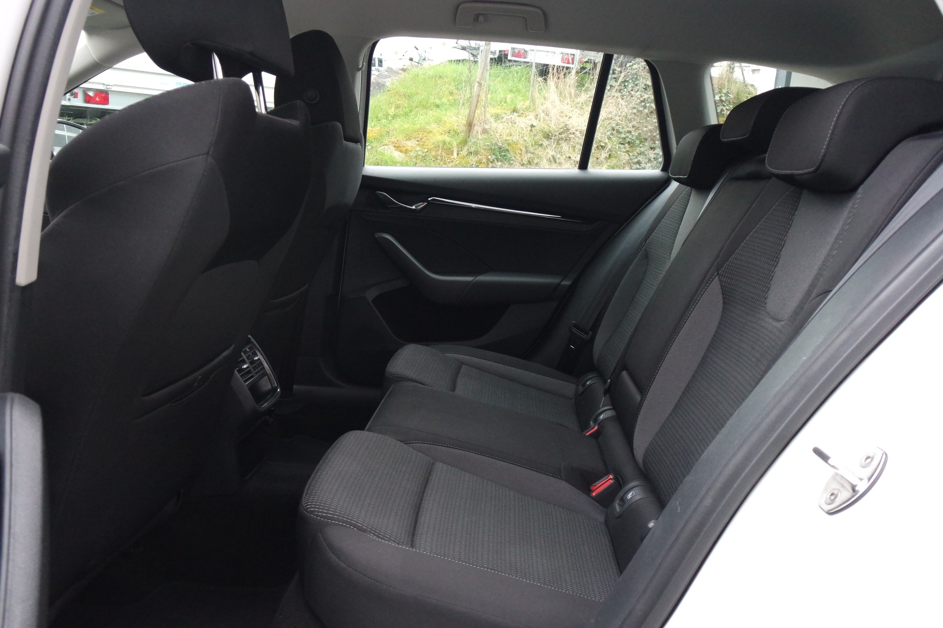 SKODA Octavia Combi 2.0 TDI DSG Ambition 4x4-image-15
