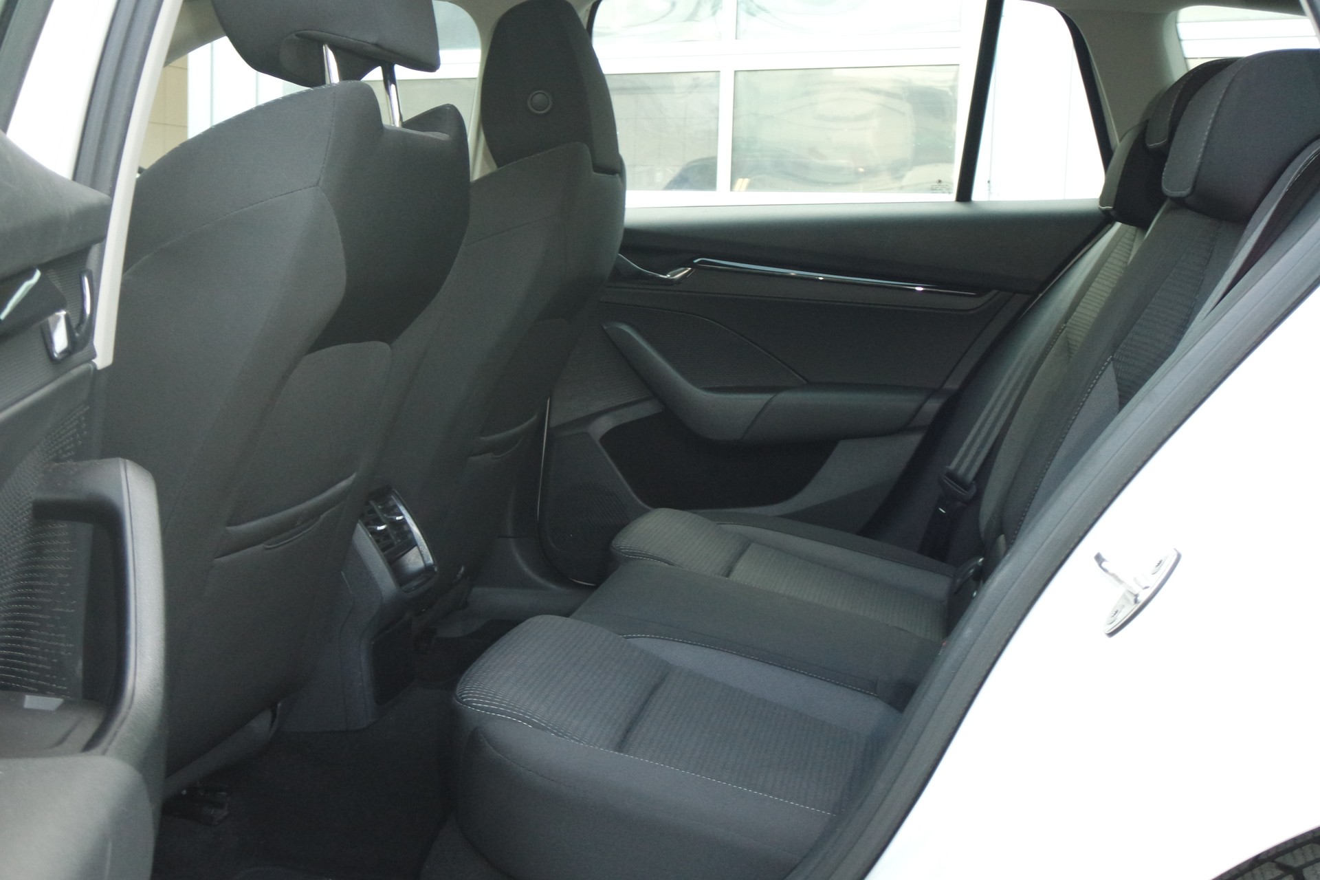 SKODA Octavia Combi 2.0 TDI DSG Ambition 4x4-image-8