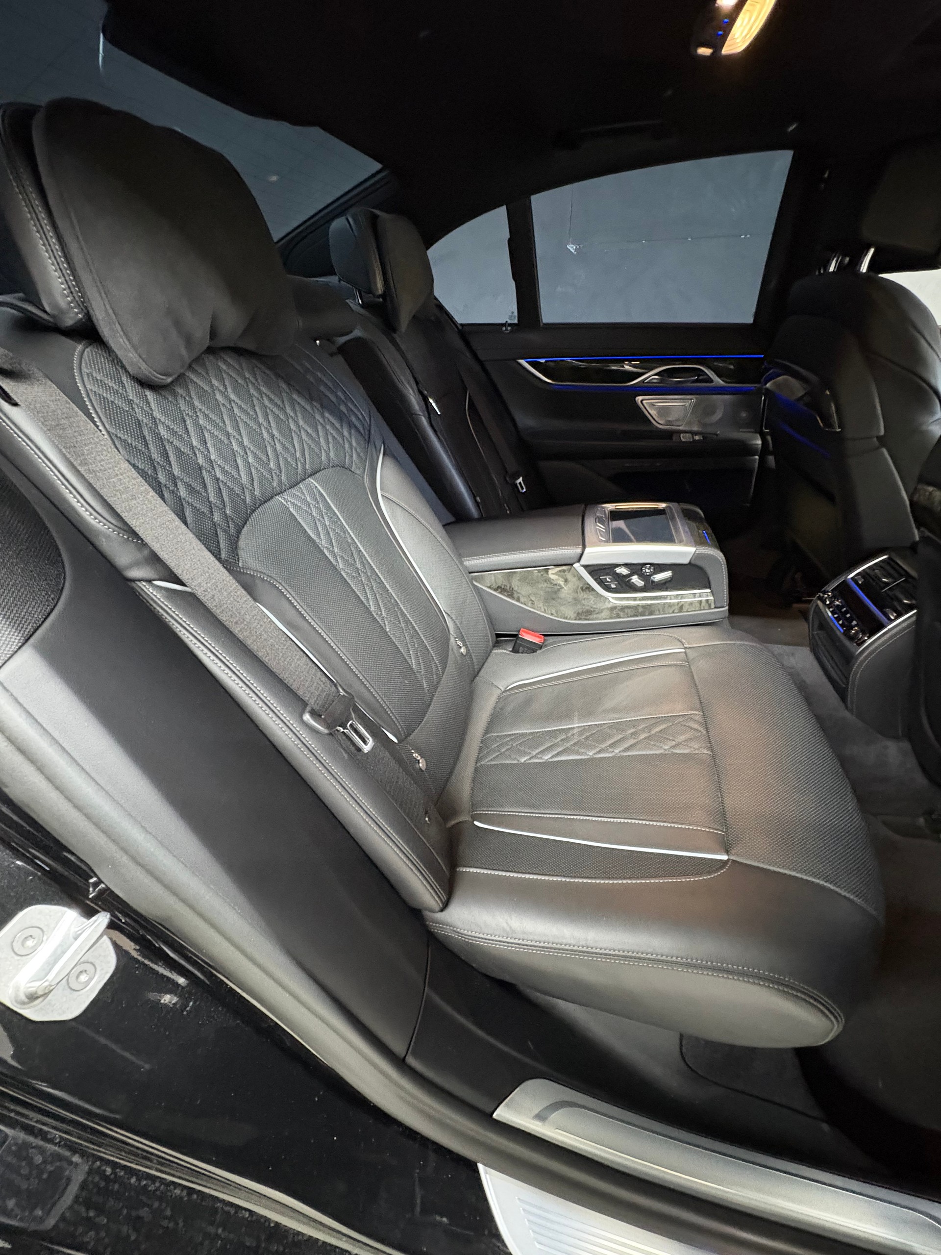 BMW 750d xDrive Steptronic-image-14