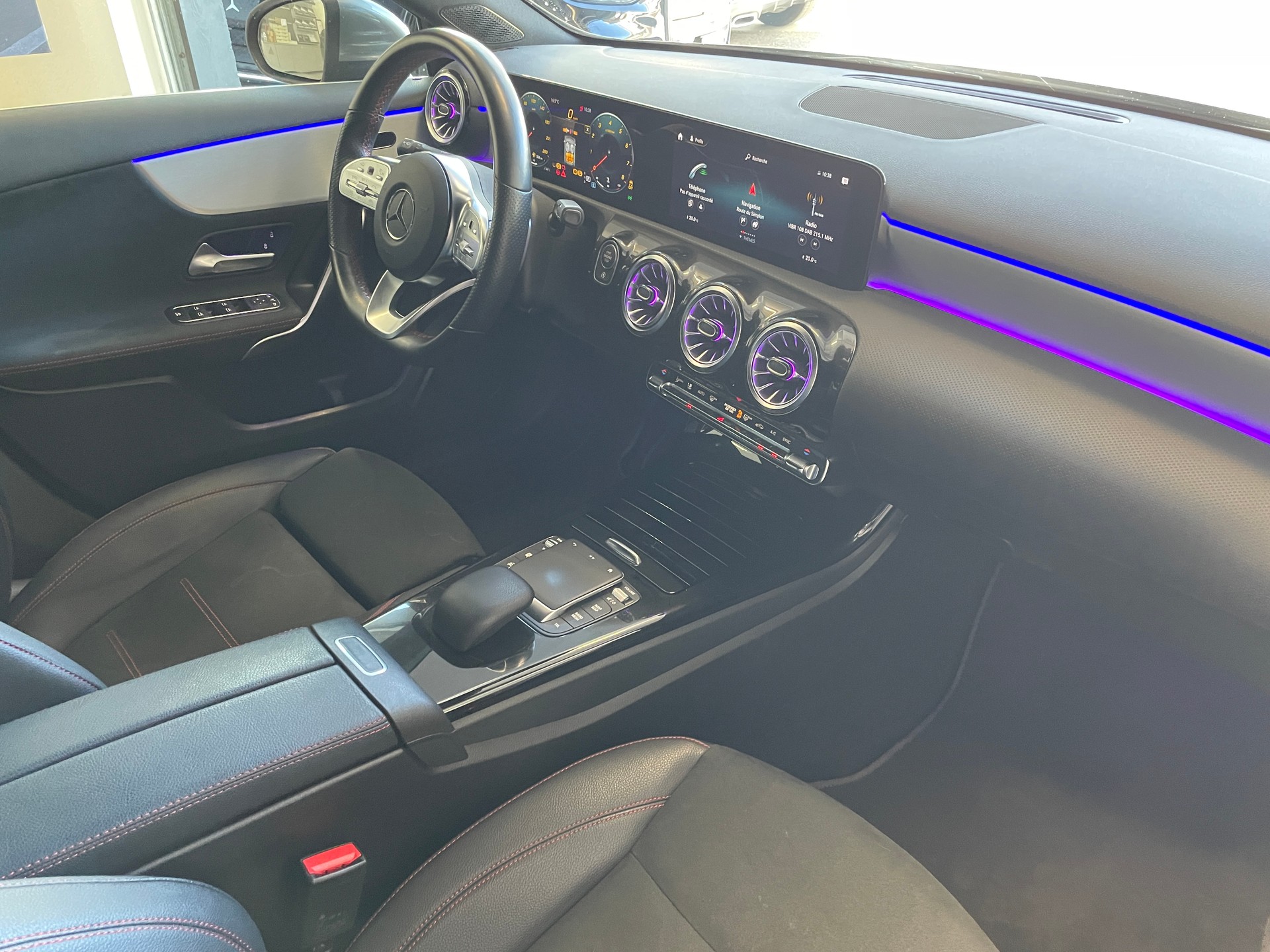 MERCEDES-BENZ A 200 AMG Line 7G-DCT-image-17