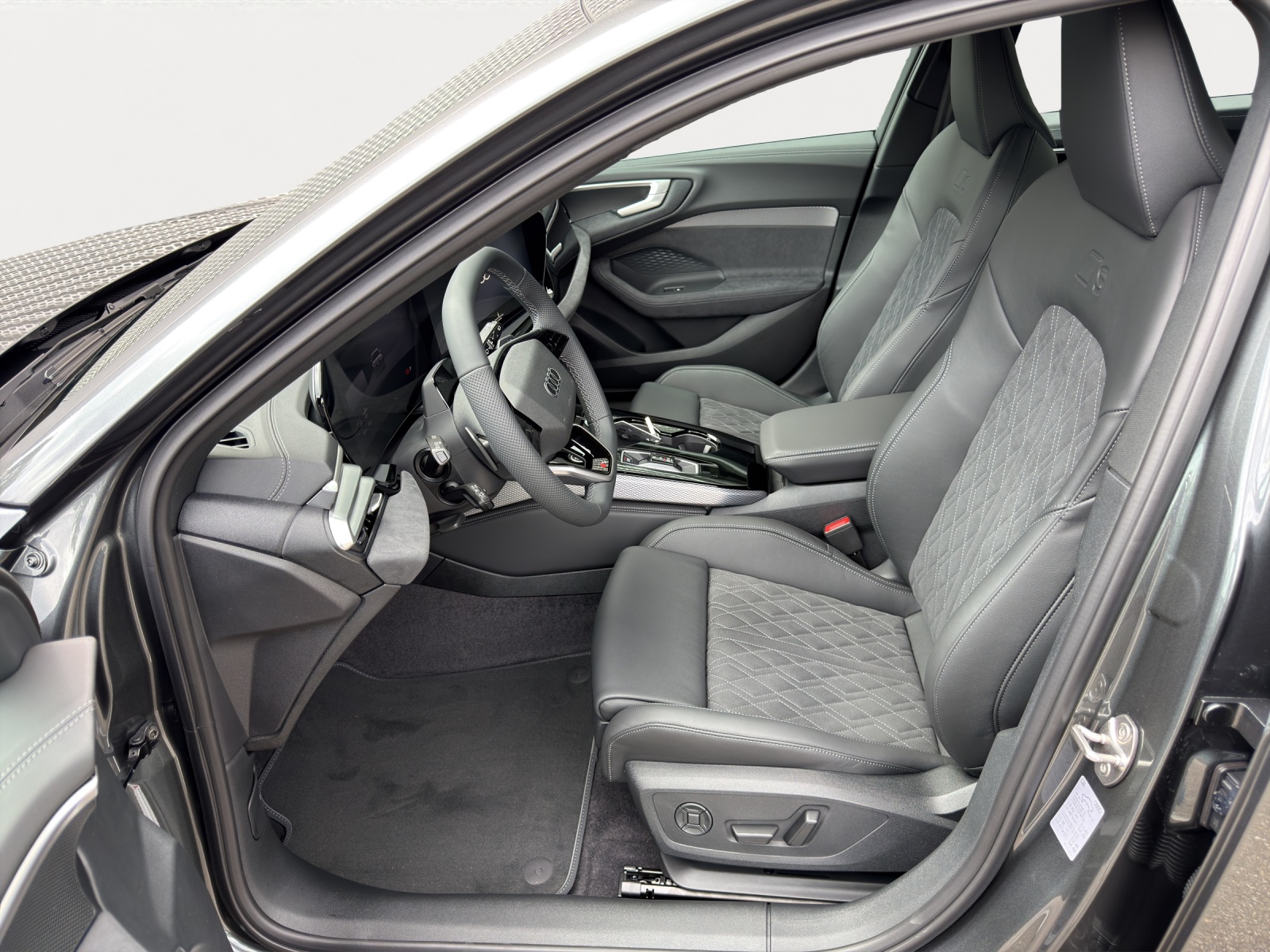 AUDI A5 Avant e-hybrid quattro 220 kW 299PS-image-4
