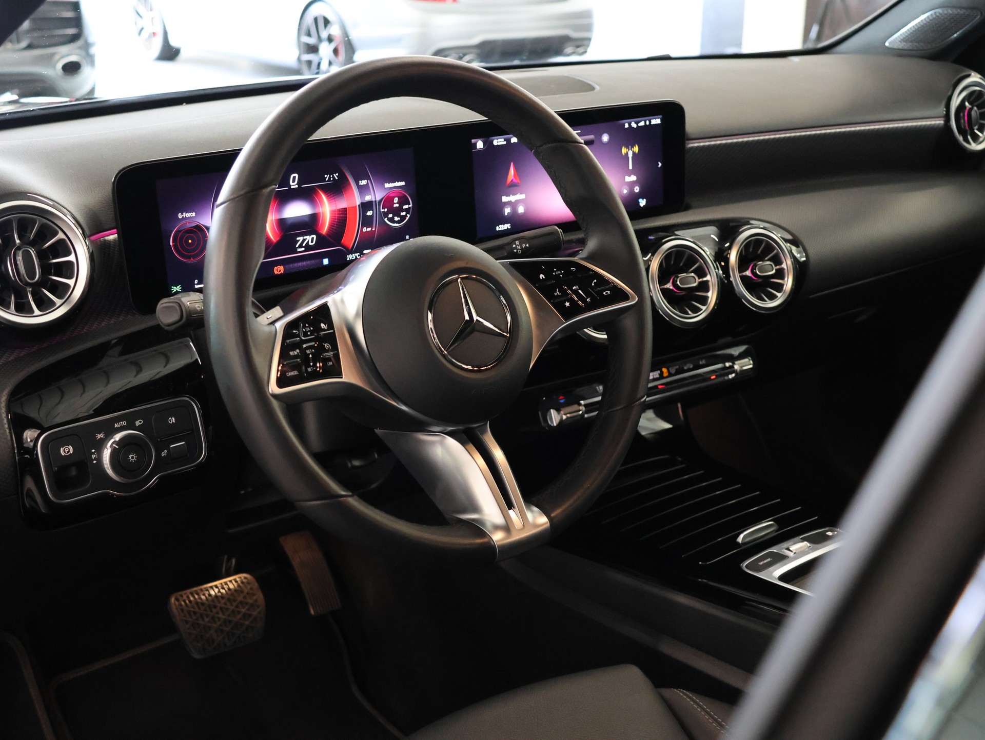 MERCEDES-BENZ A 180 7G-DCT *ALL BLACK*Kamera*Ambientebeleuchtung*-image-17