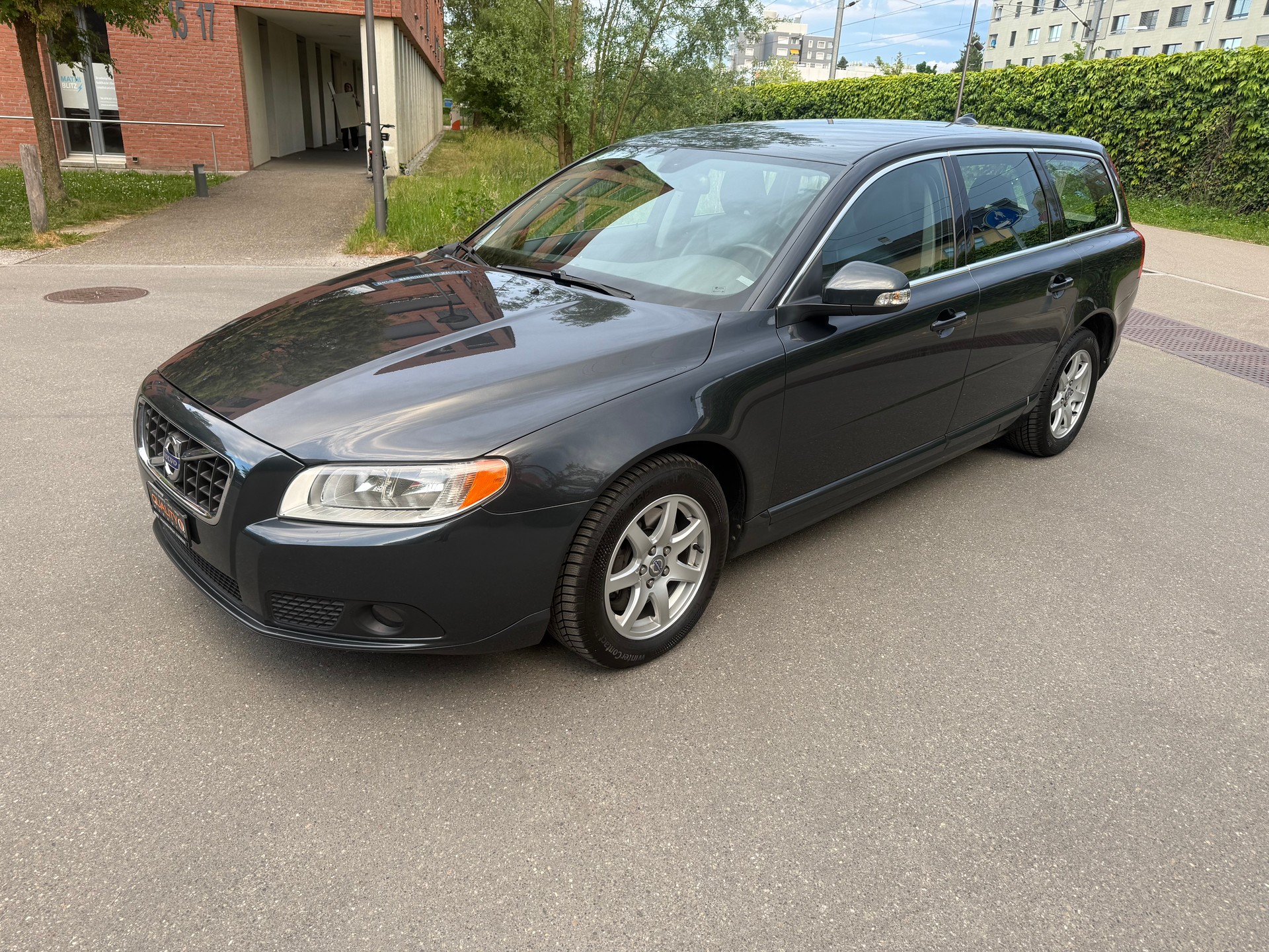 VOLVO V70 2.4D Momentum Geartronic-showroom-element-1