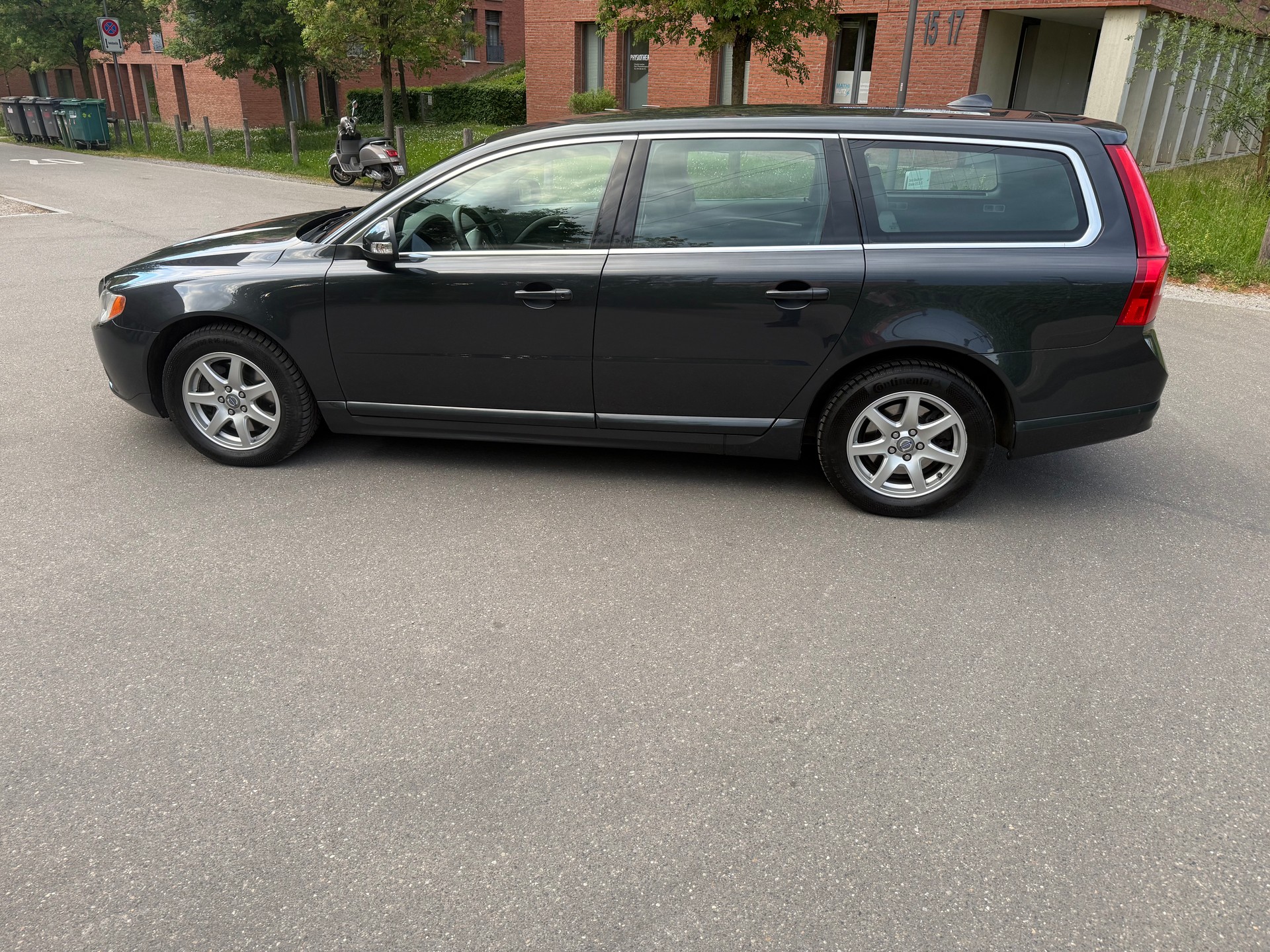 VOLVO V70 2.4D Momentum Geartronic-image-14