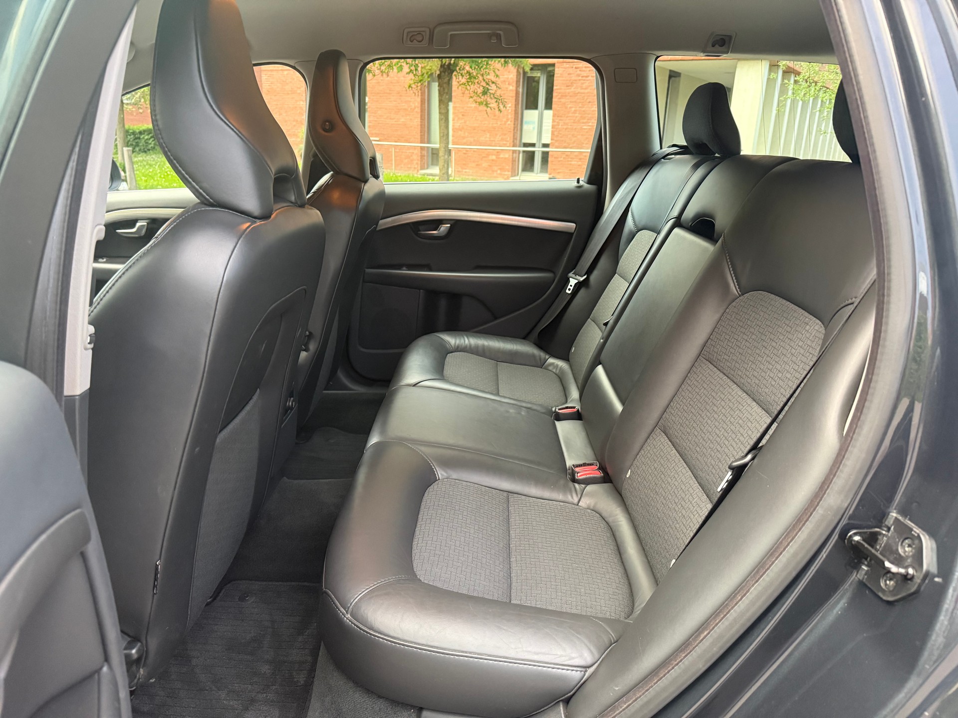 VOLVO V70 2.4D Momentum Geartronic-image-17