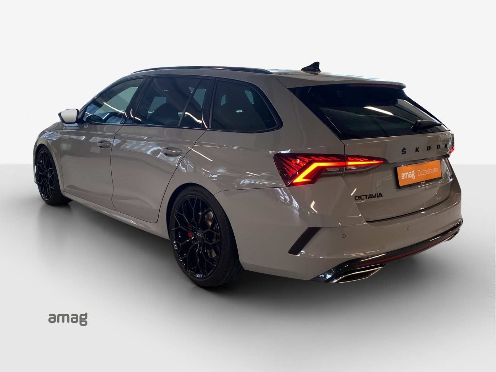 SKODA Octavia Combi 2.0 TSI DSG RS-image-2